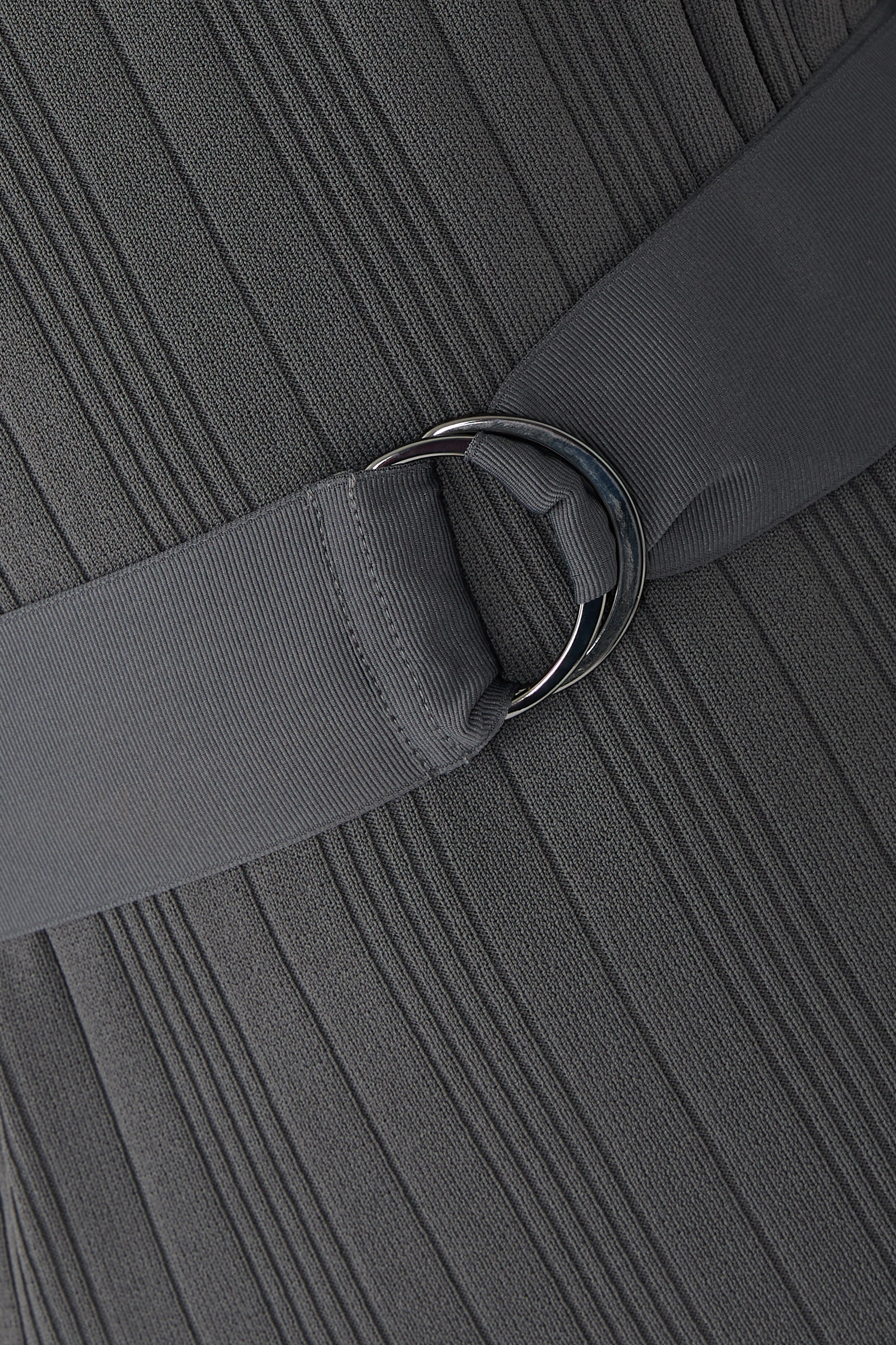 فستان مضلع متوسط الطول بحزام