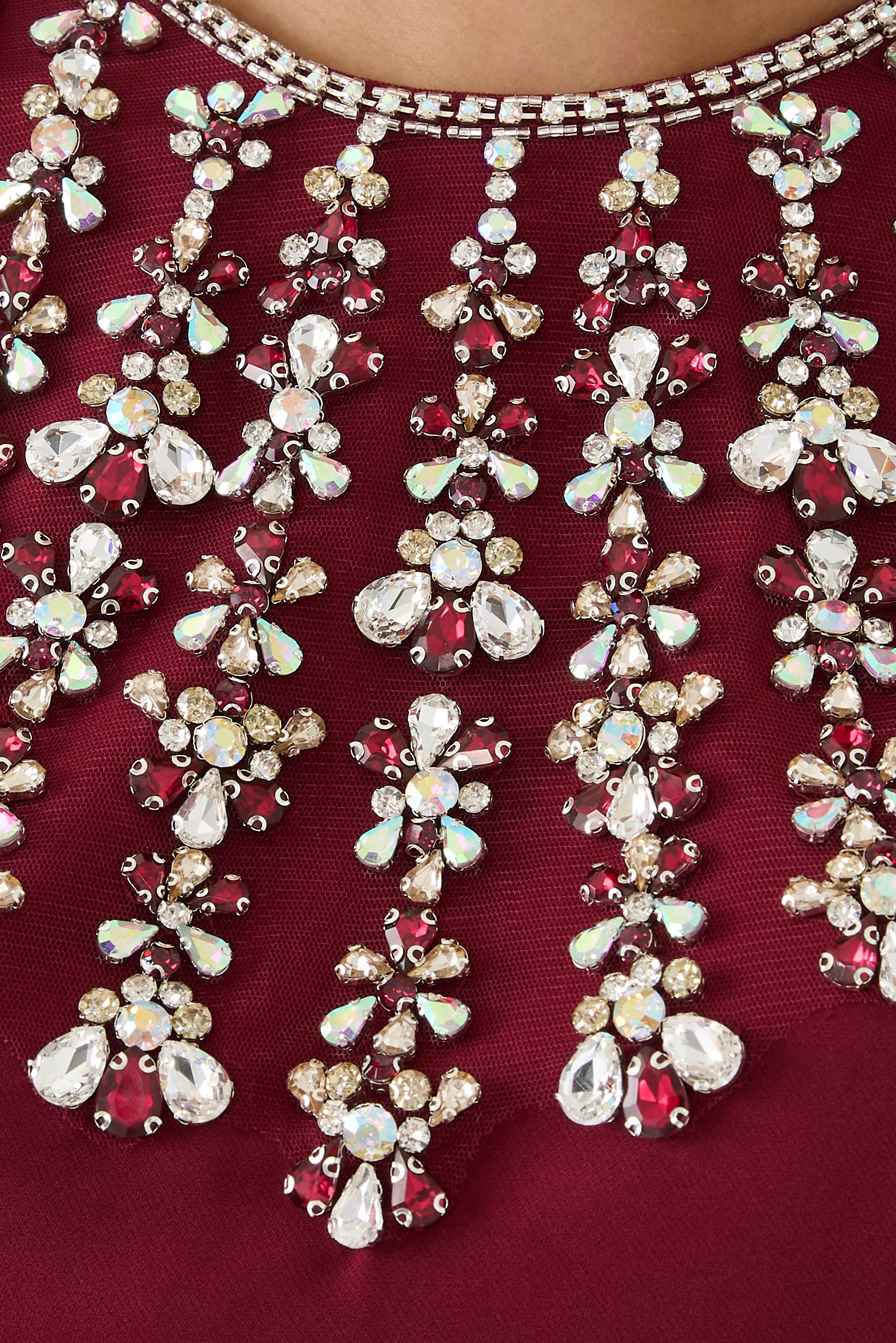 فستان سهرة بأكمام كاب وتطريزات