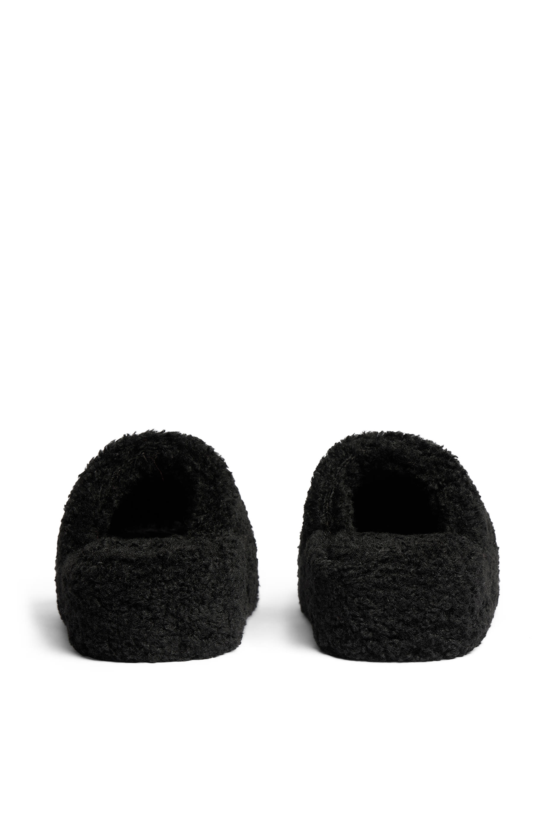 حذاء مفتوح فرو بشعار الماركة بتصميم حملة انتخابية