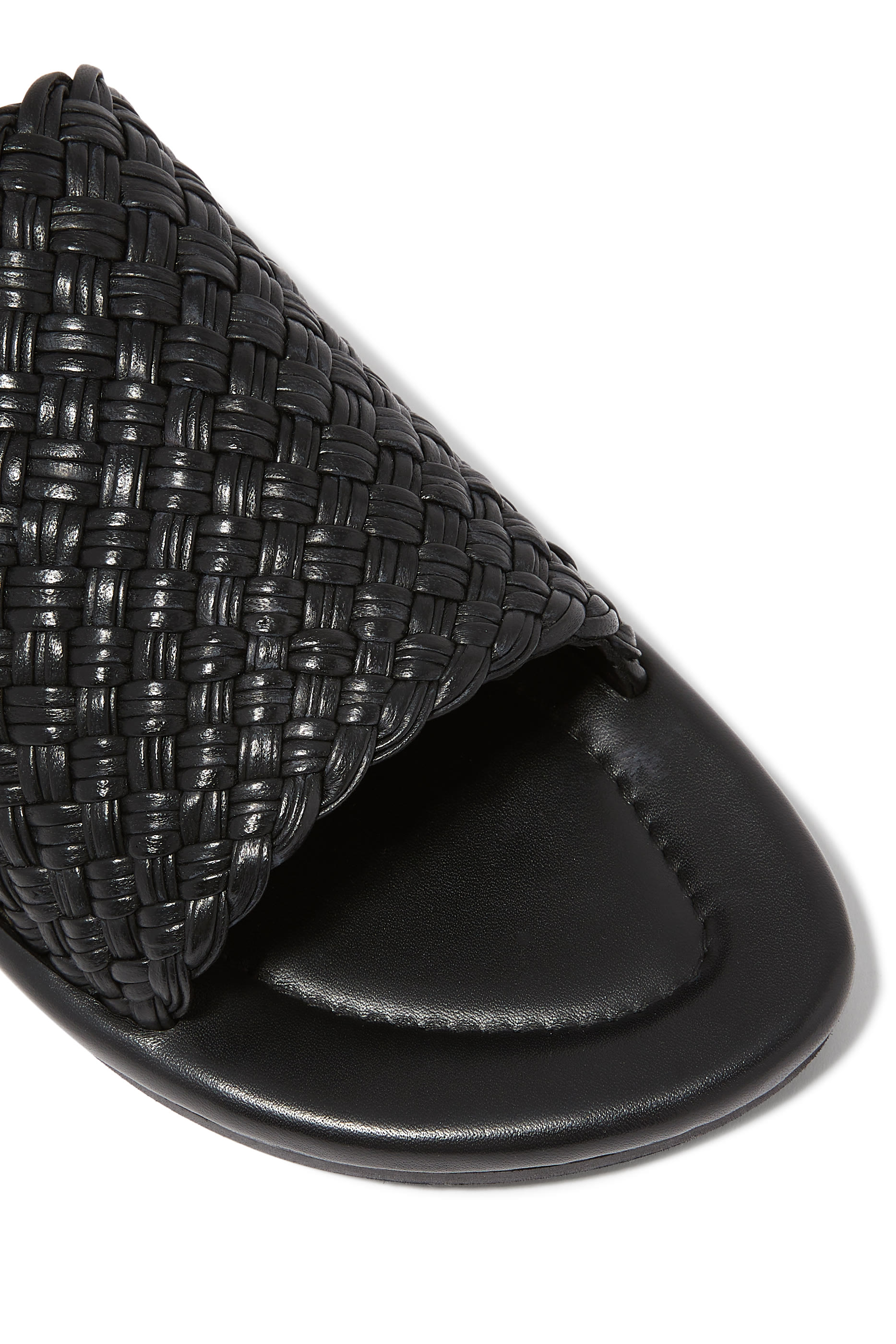 حذاء خفيف منسوج بتصميم بسيط ونعل مسطح