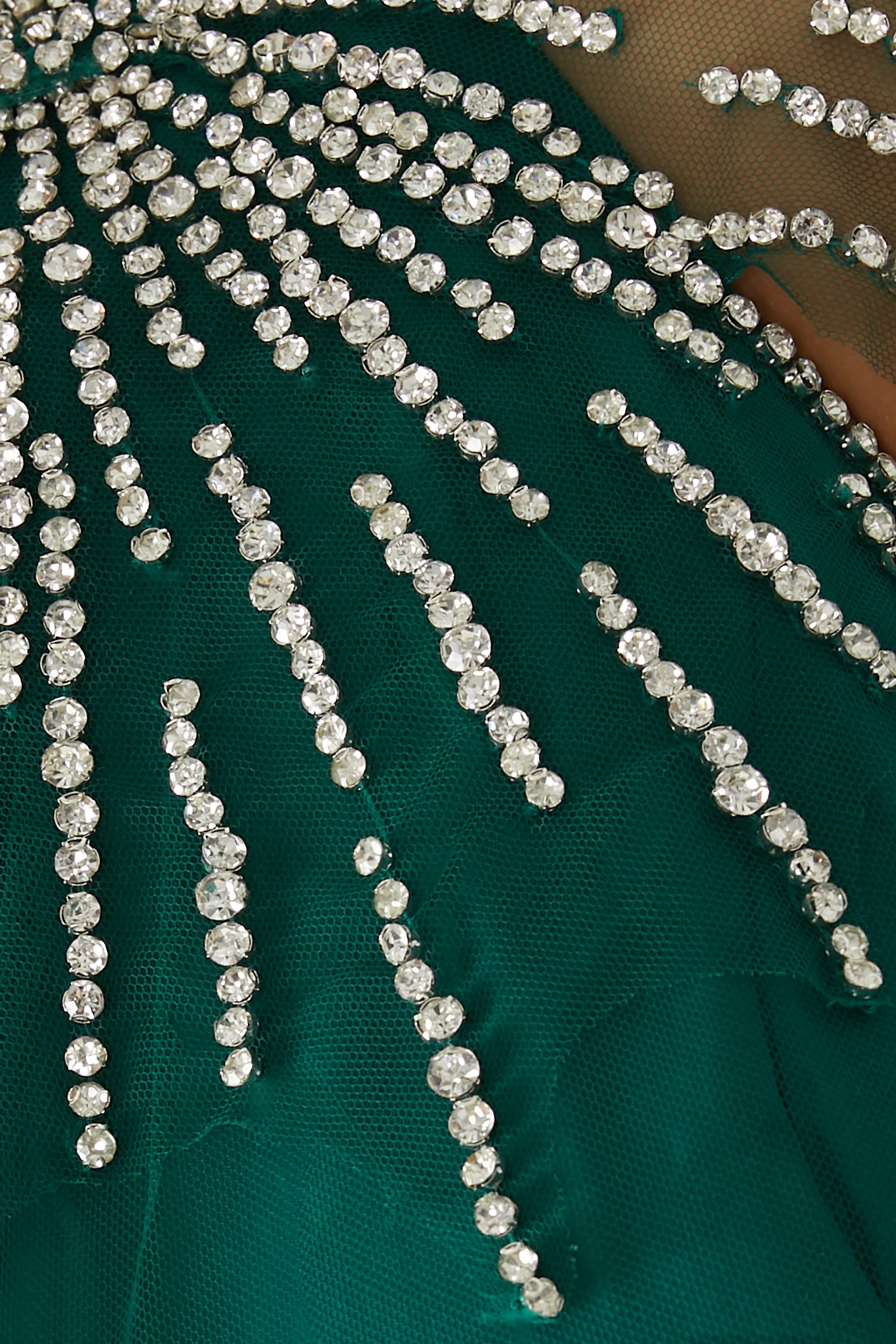 فستان سهرة بكتف مكشوف وتطريزات