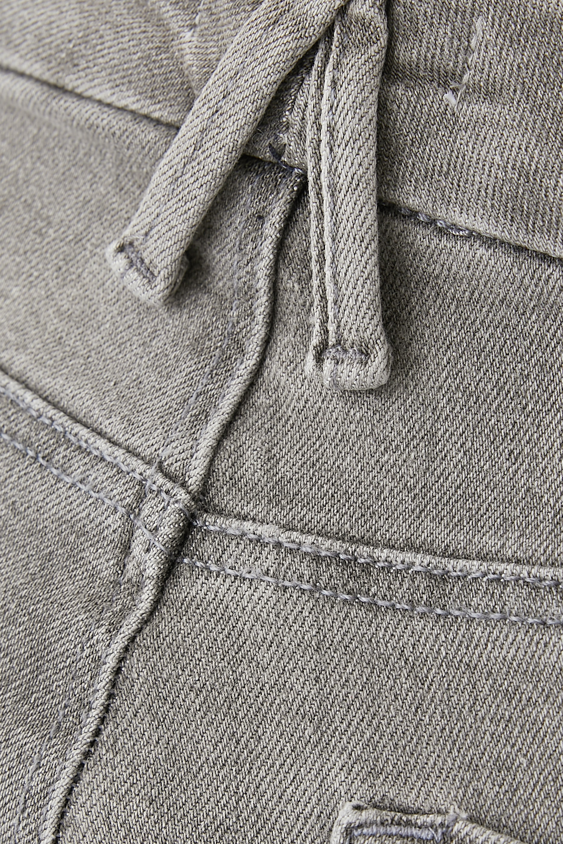 بنطال جينز بقصة ساق مستقيمة