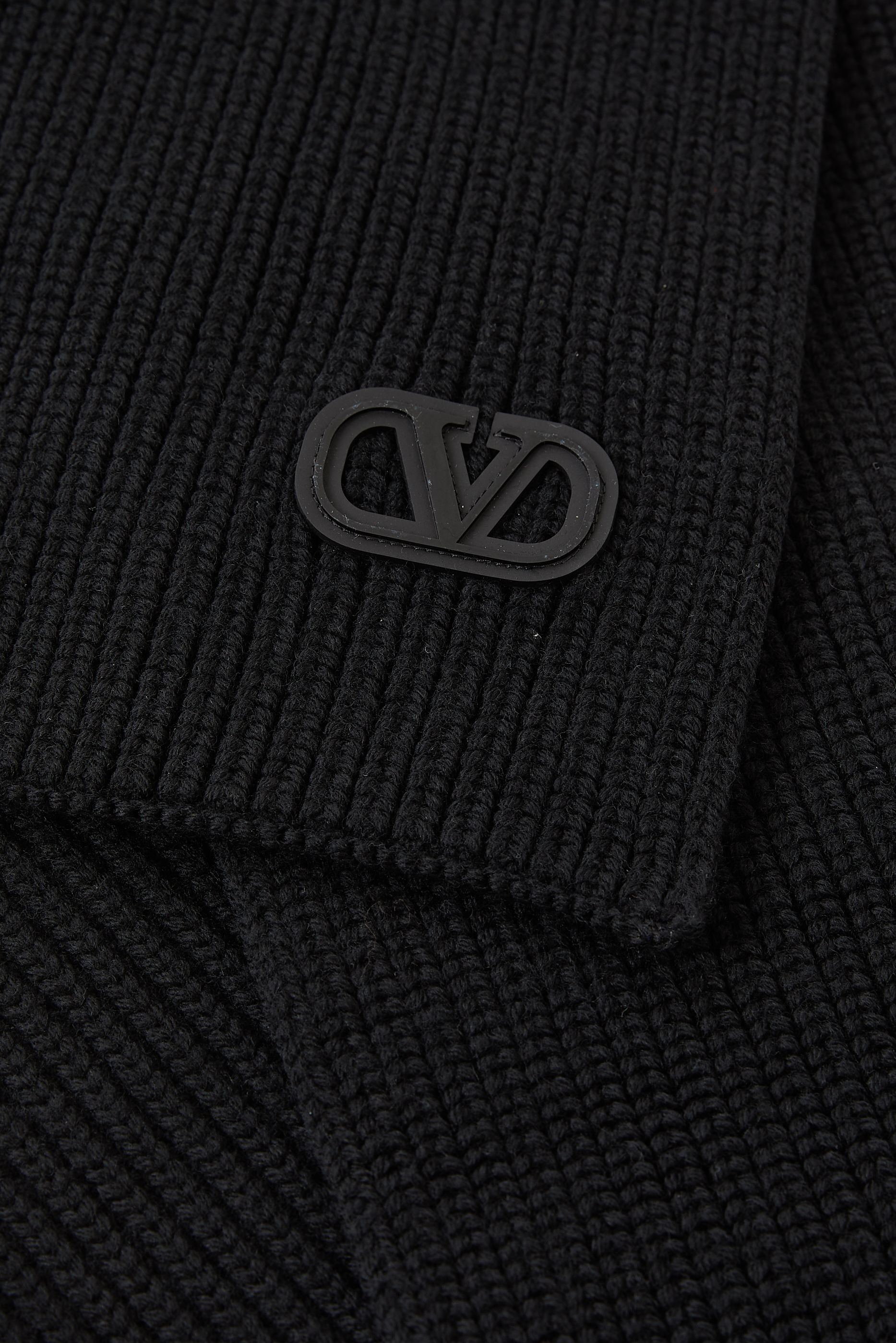 وشاح صوف بشعار الماركة