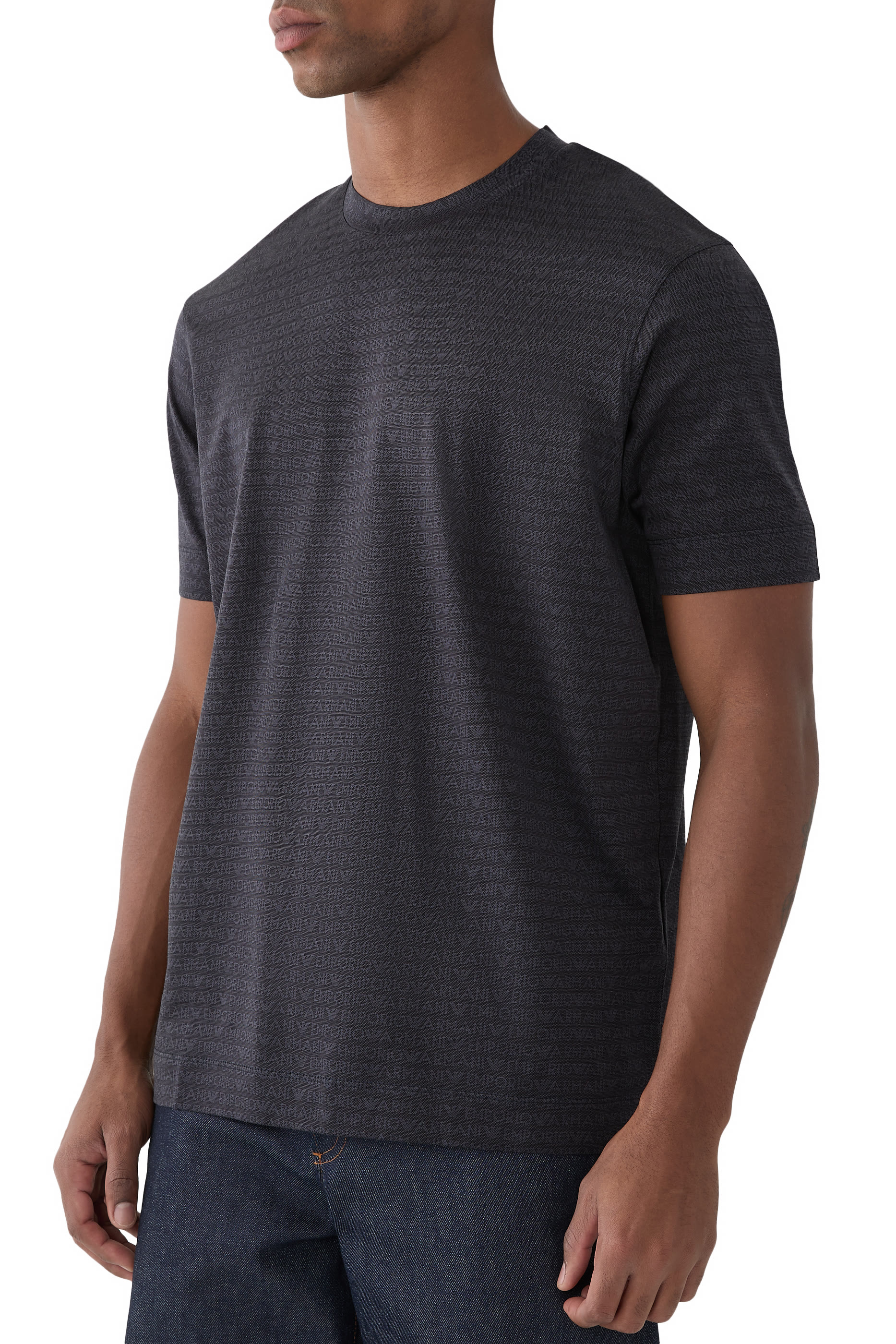 تيشيرت بنقشة شعار الماركة بحجم صغير