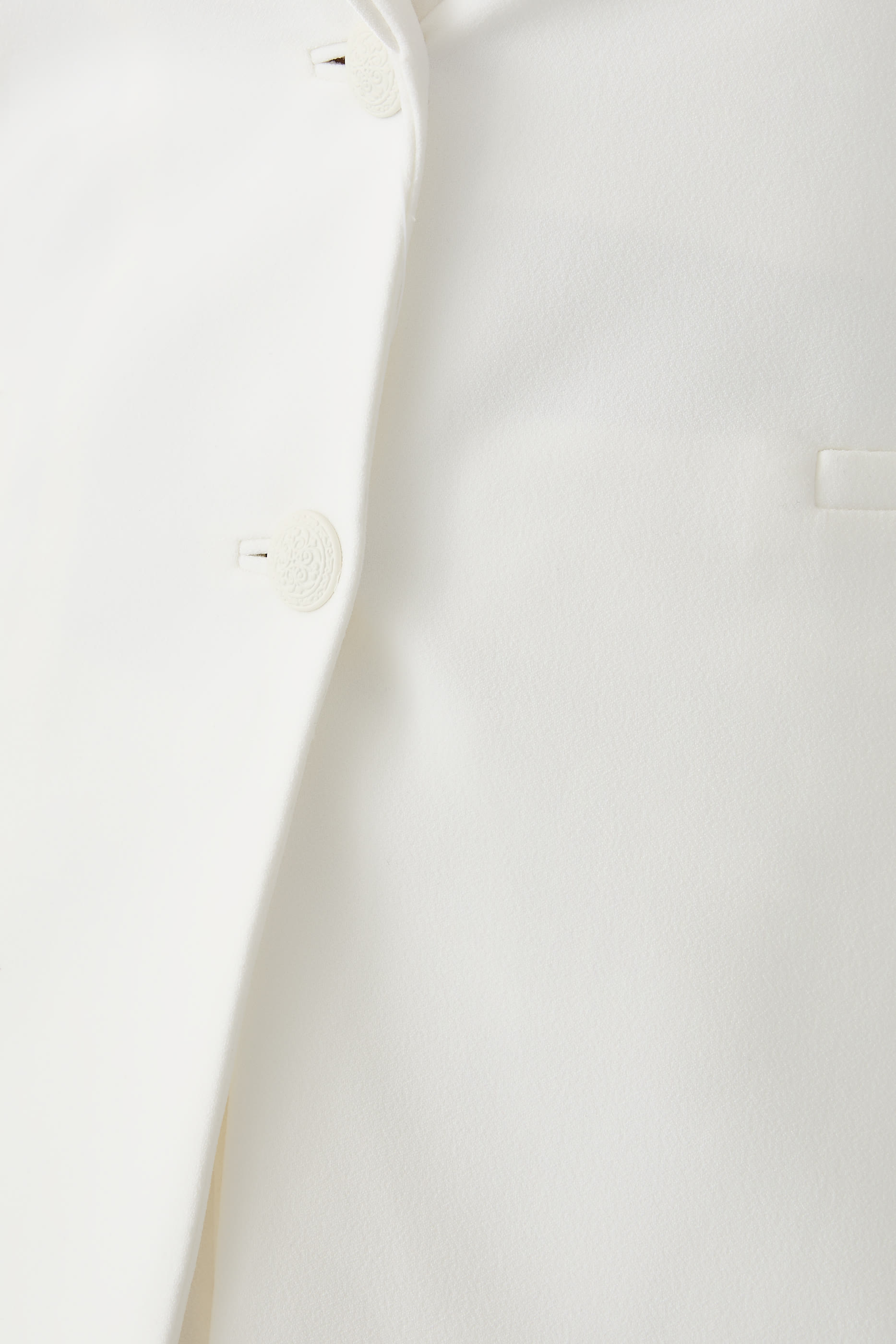 بليزر ايستر بقصة طويلة وأكمام كاب