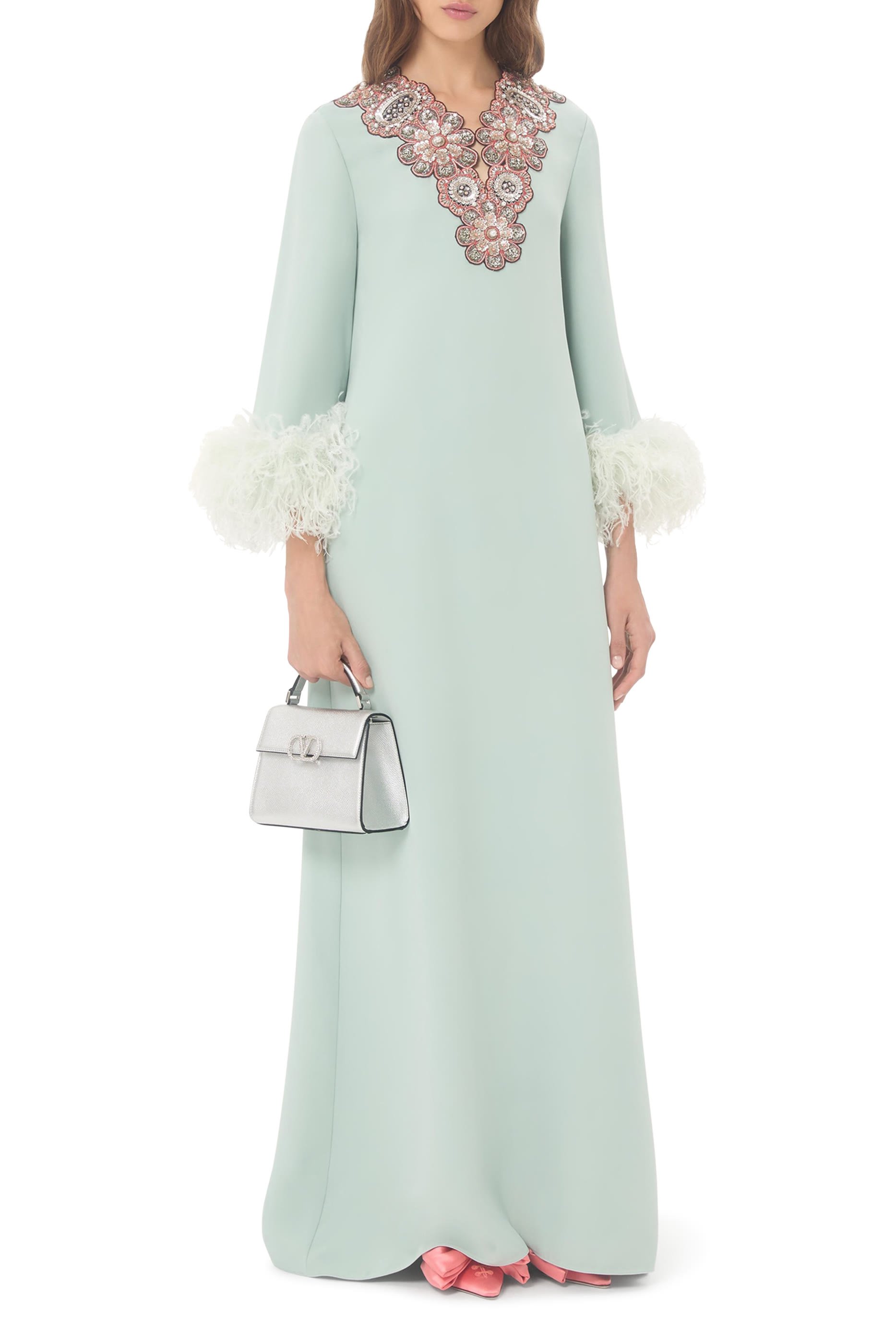 حقيبة صغيرة بشعار الماركة ويد علوية مرصعة بكريستال