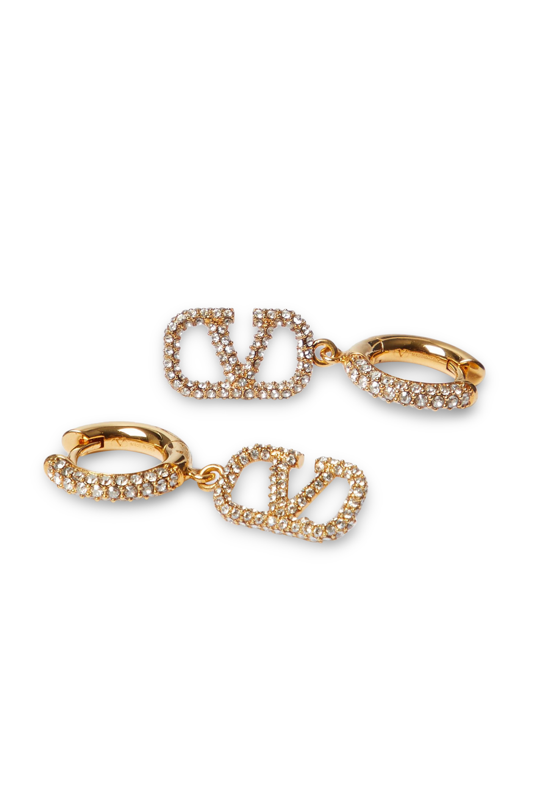 أقراط مزينة بالكريستال وشعار V