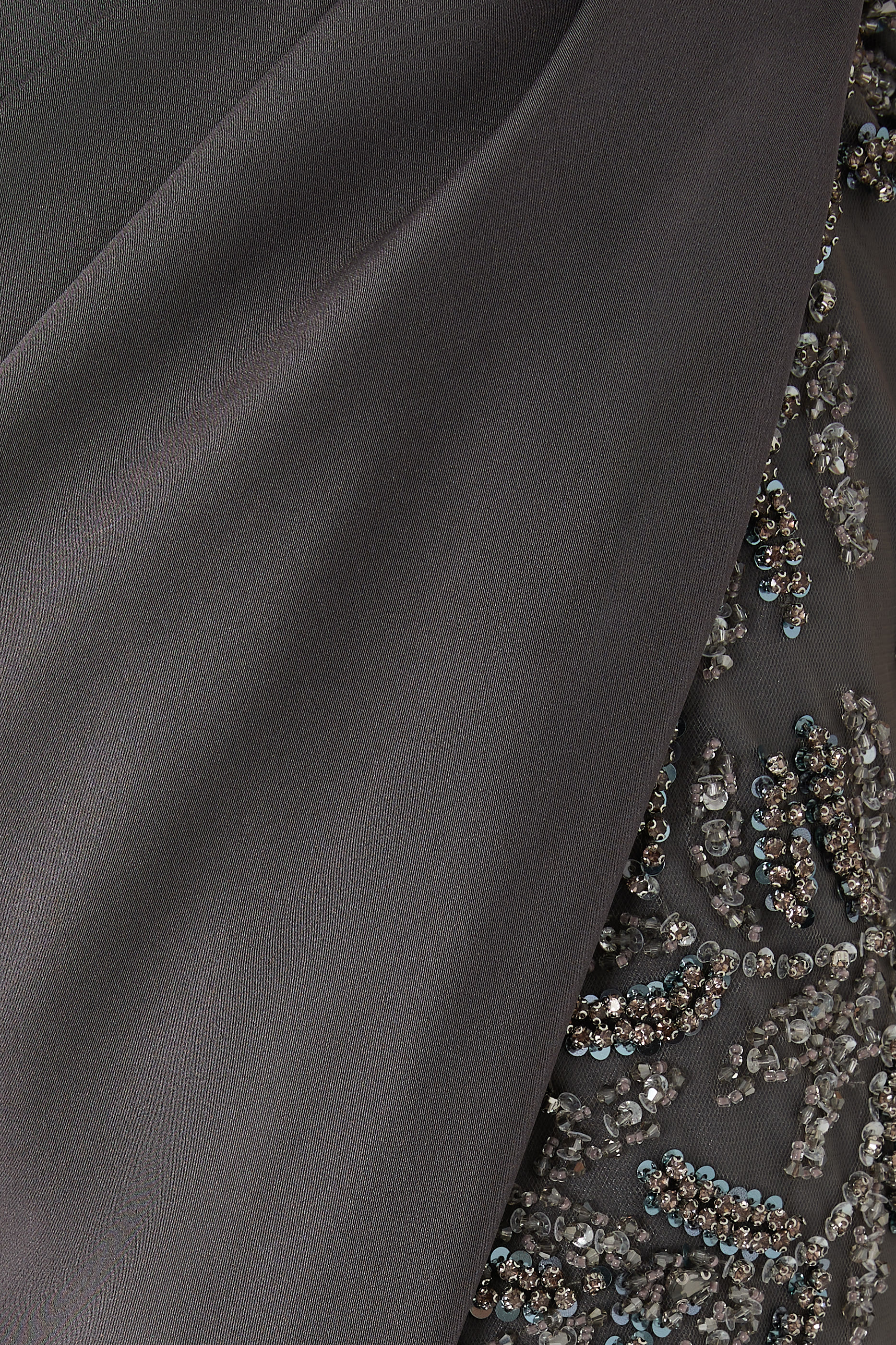 فستان سهرة بكتف مكشوف