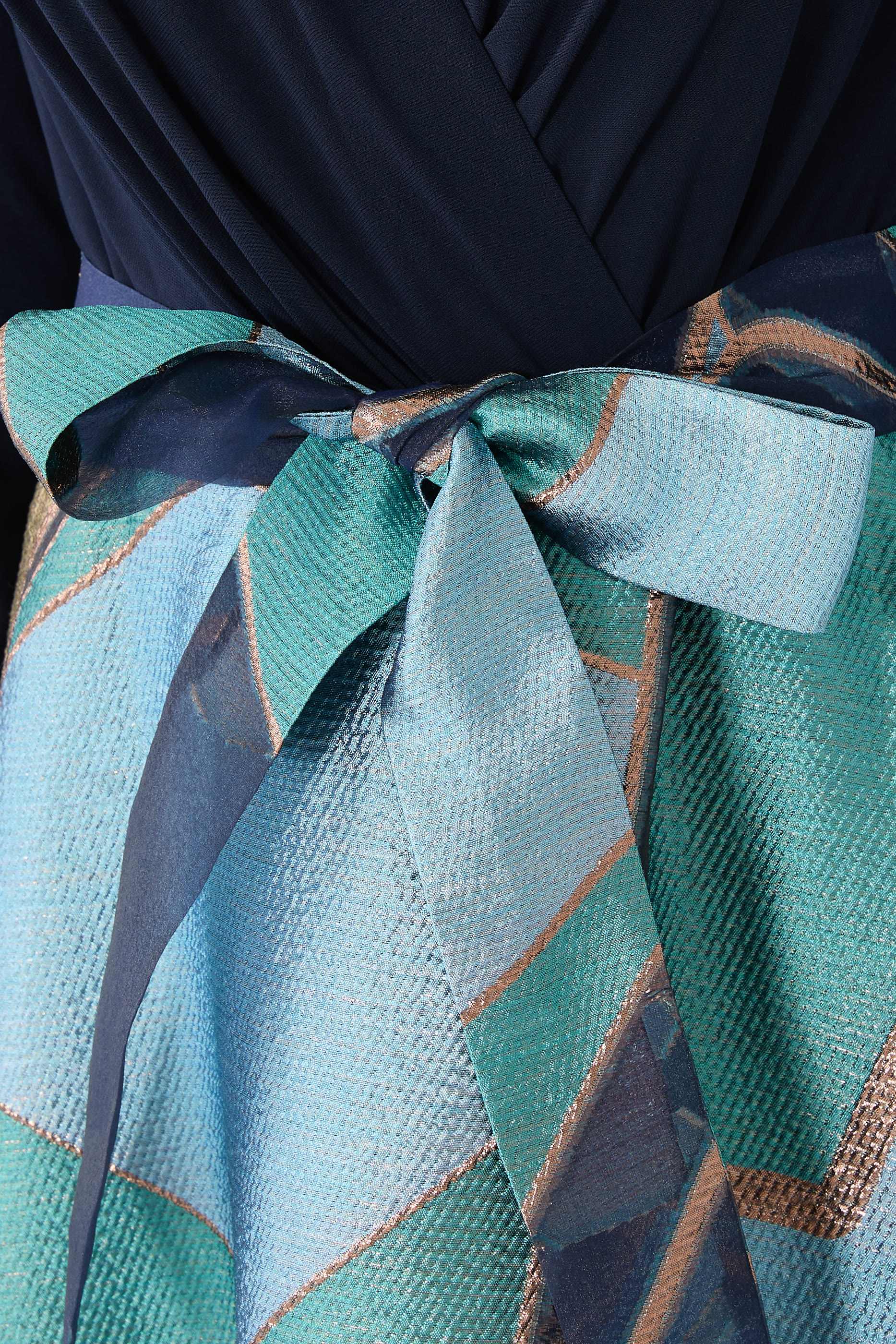 فستان سهرة بنقشة هندسية