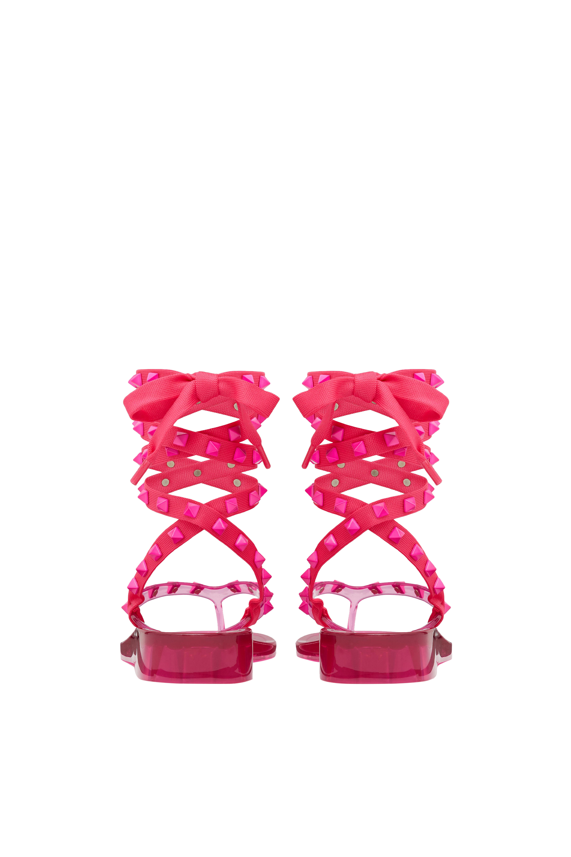 صندل فالنتينو غارافاني سامر بكعب مسطح وحلي هرمية مطاط