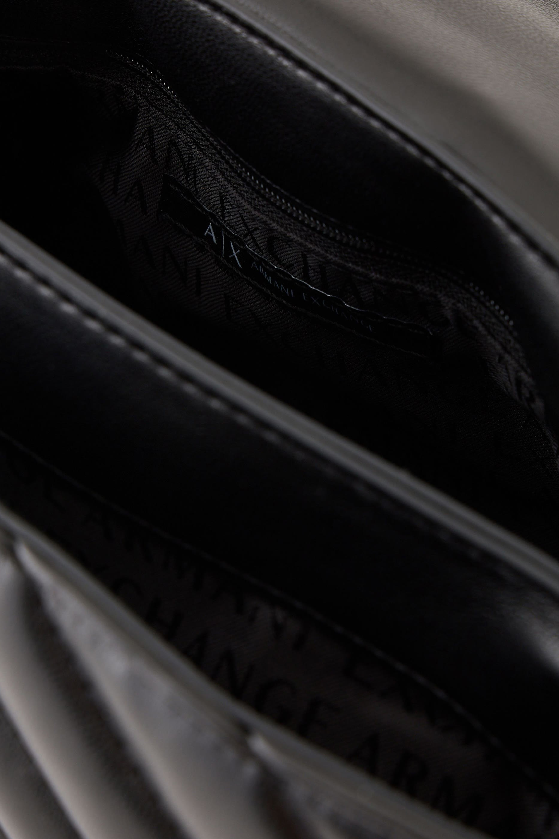 حقيبة كتف مبطنة بتفاصيل معدنية