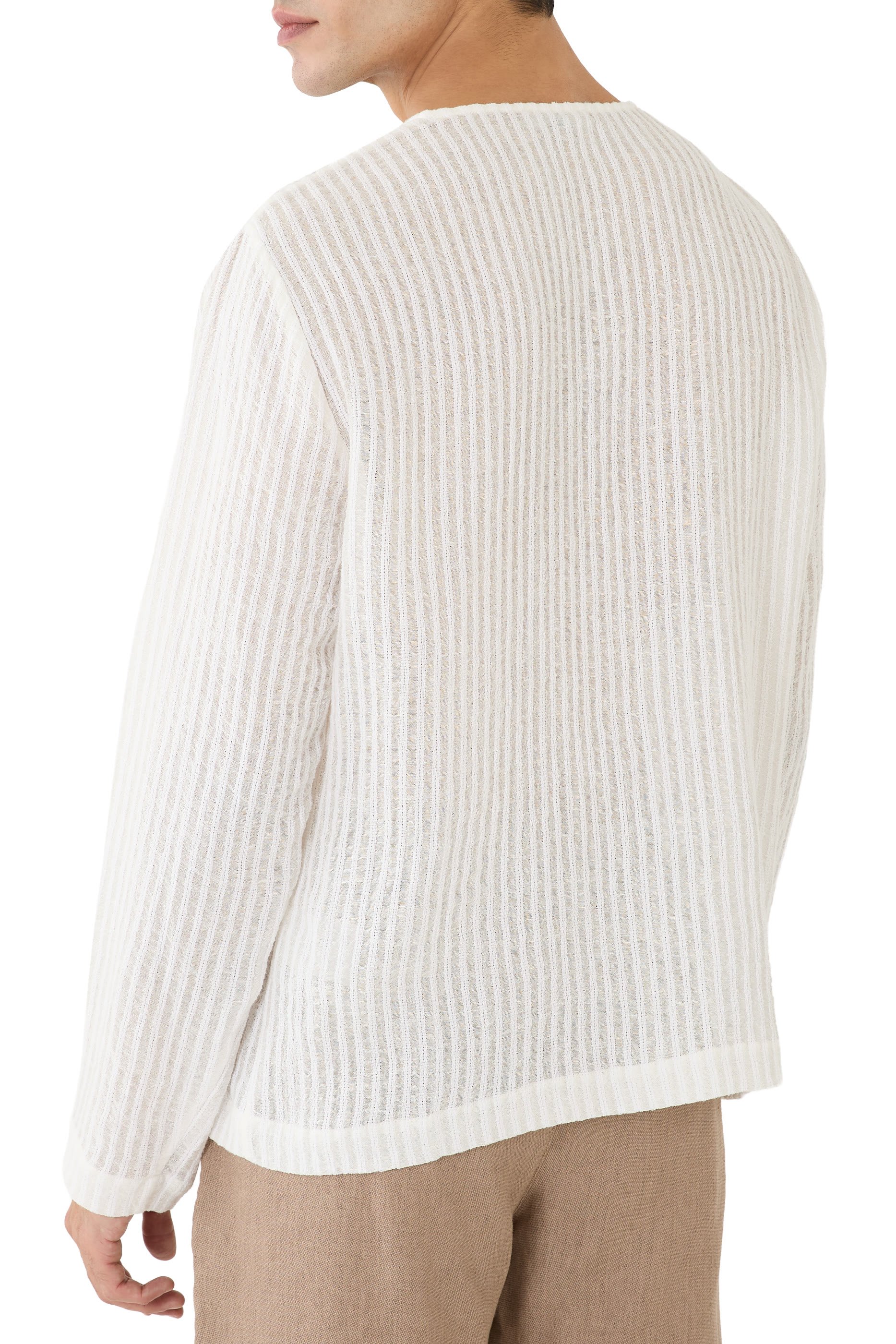 تيشيرت بياقة هينلي ونقشة مخططة نسيج كتان شفاف