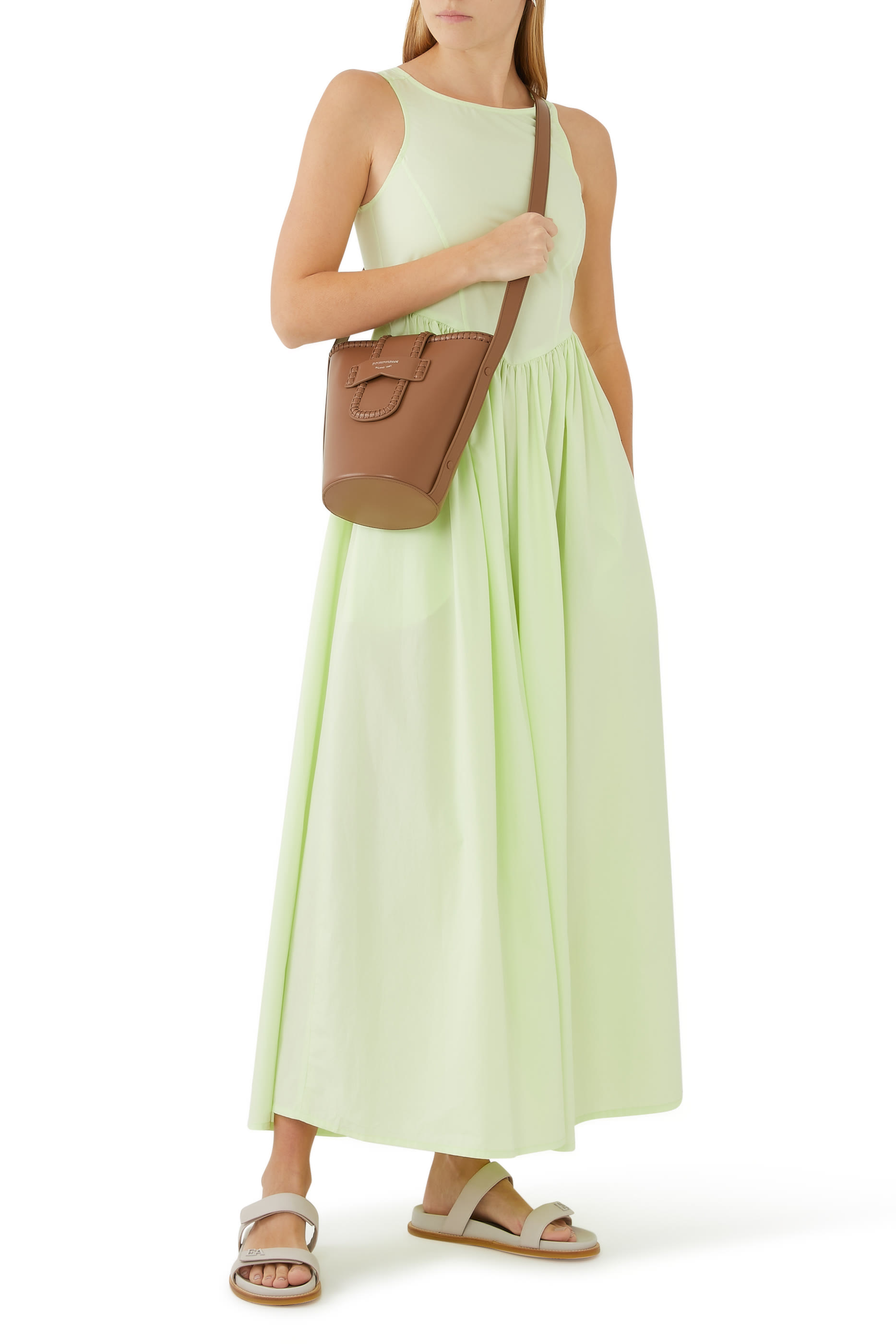 فستان طويل بطيات