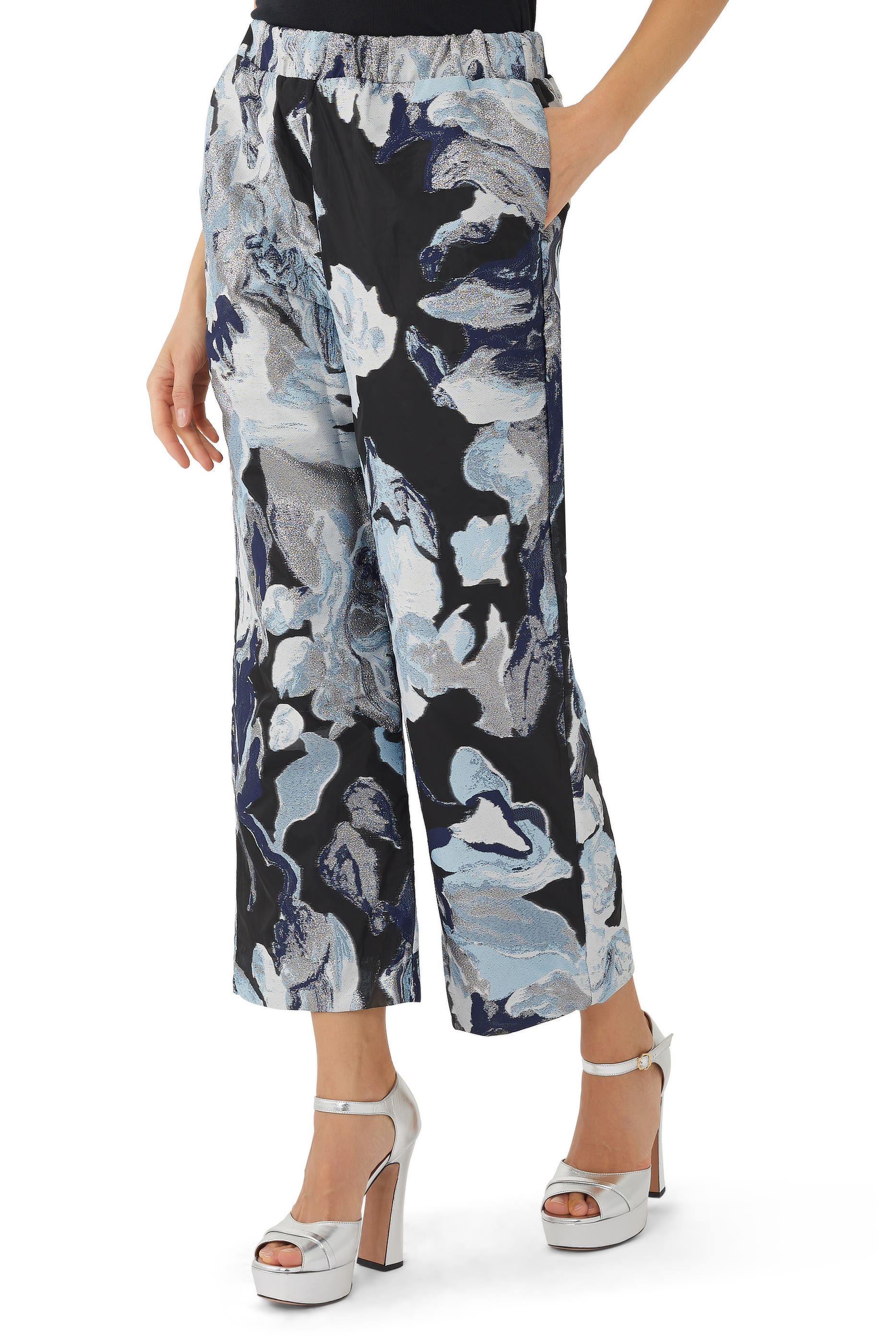 بنطال إسراء بقصة قصيرة