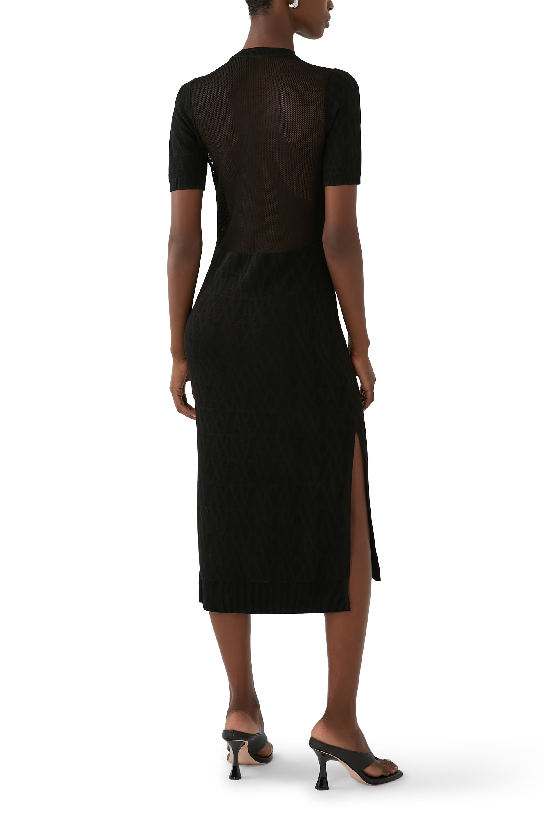 فستان طويل مزين بشعار الماركة بالكامل