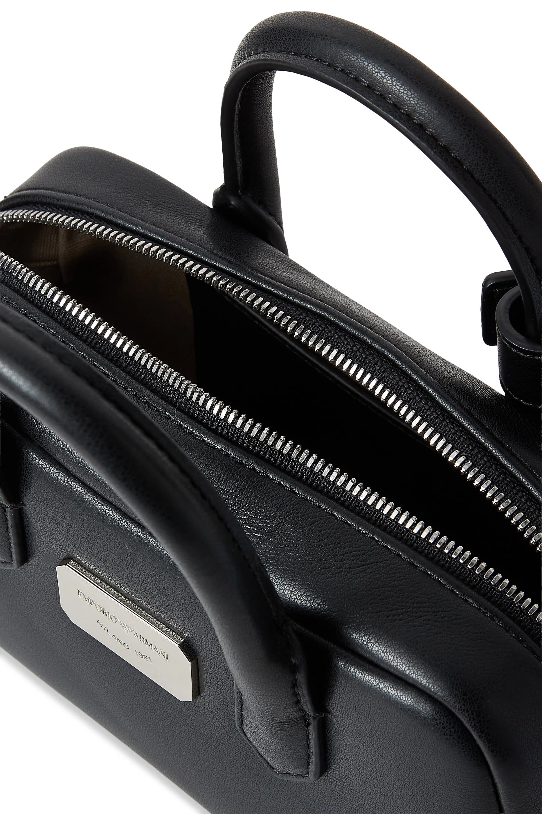 حقيبة يد بشعار الماركة جلد