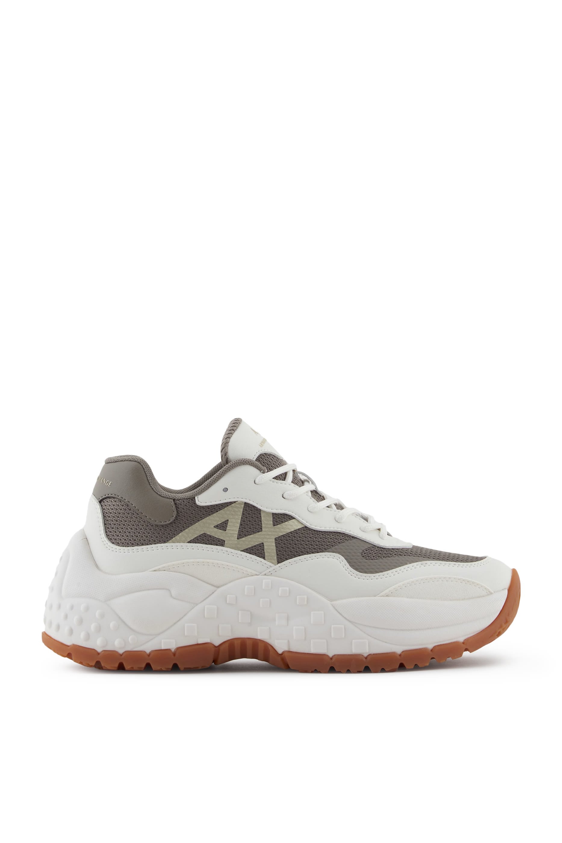 سنيكرز بنعل سميك وشعار الماركة