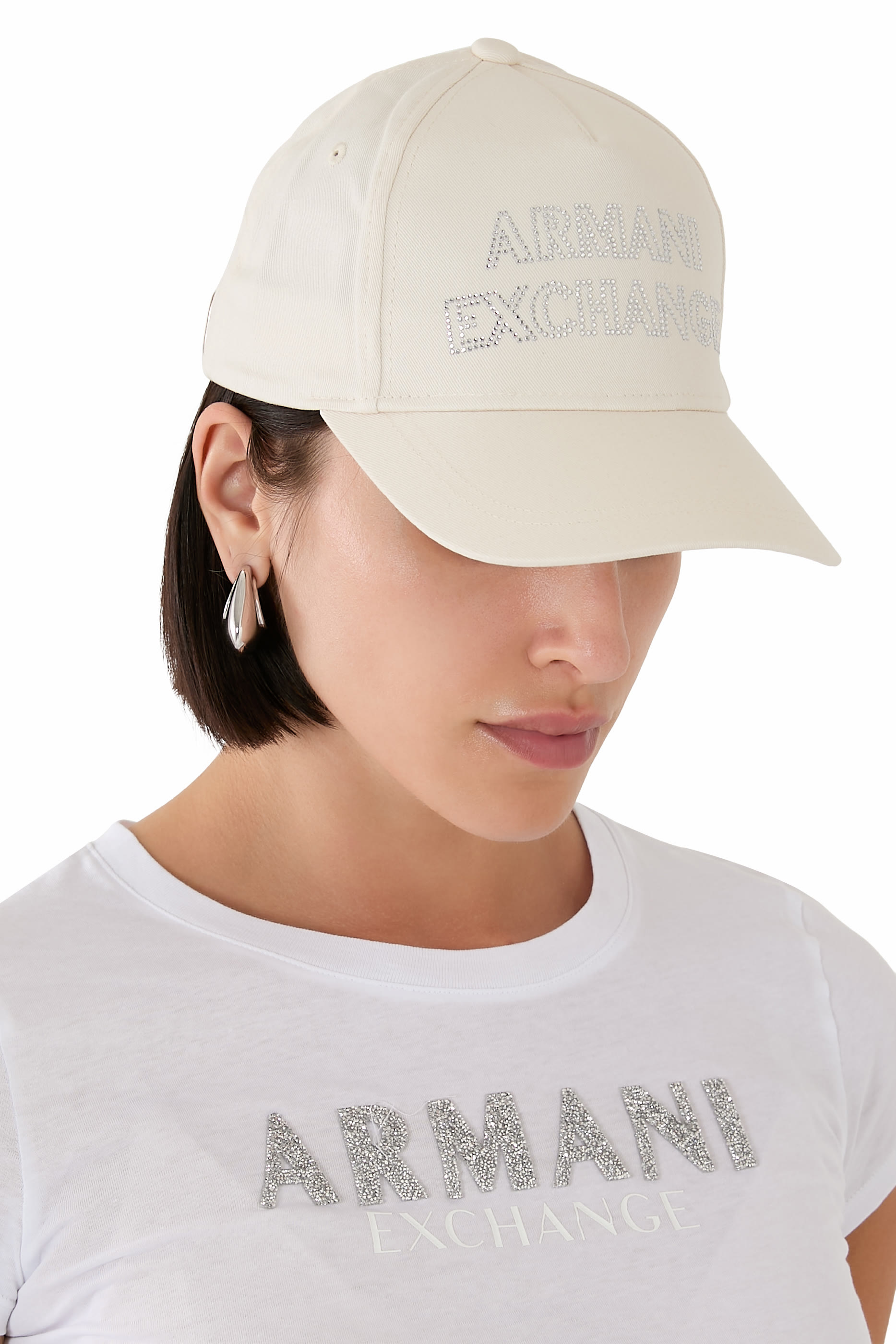 كاب مزين بشعار الماركة