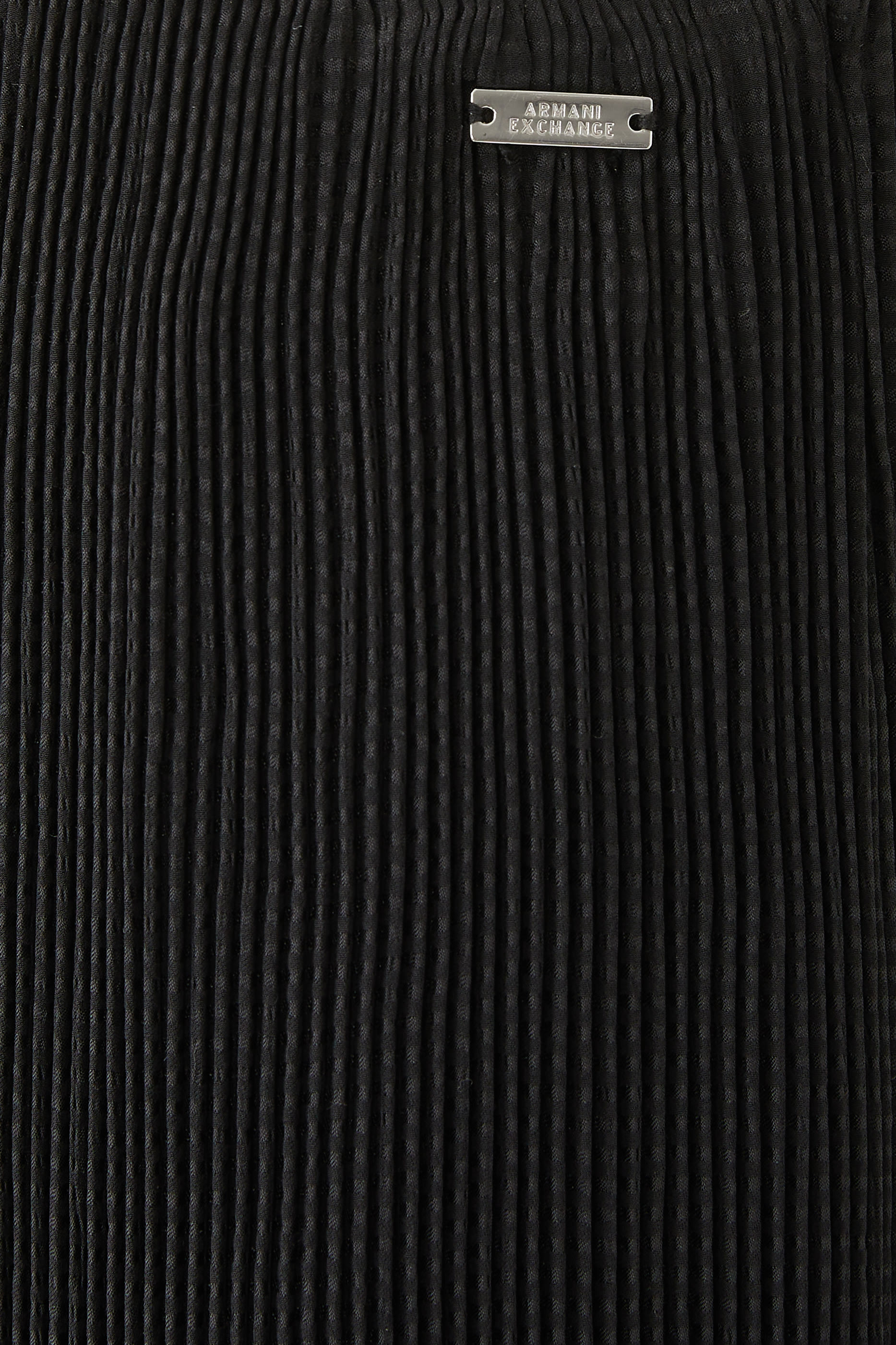 تنورة متوسطة الطول بطيات