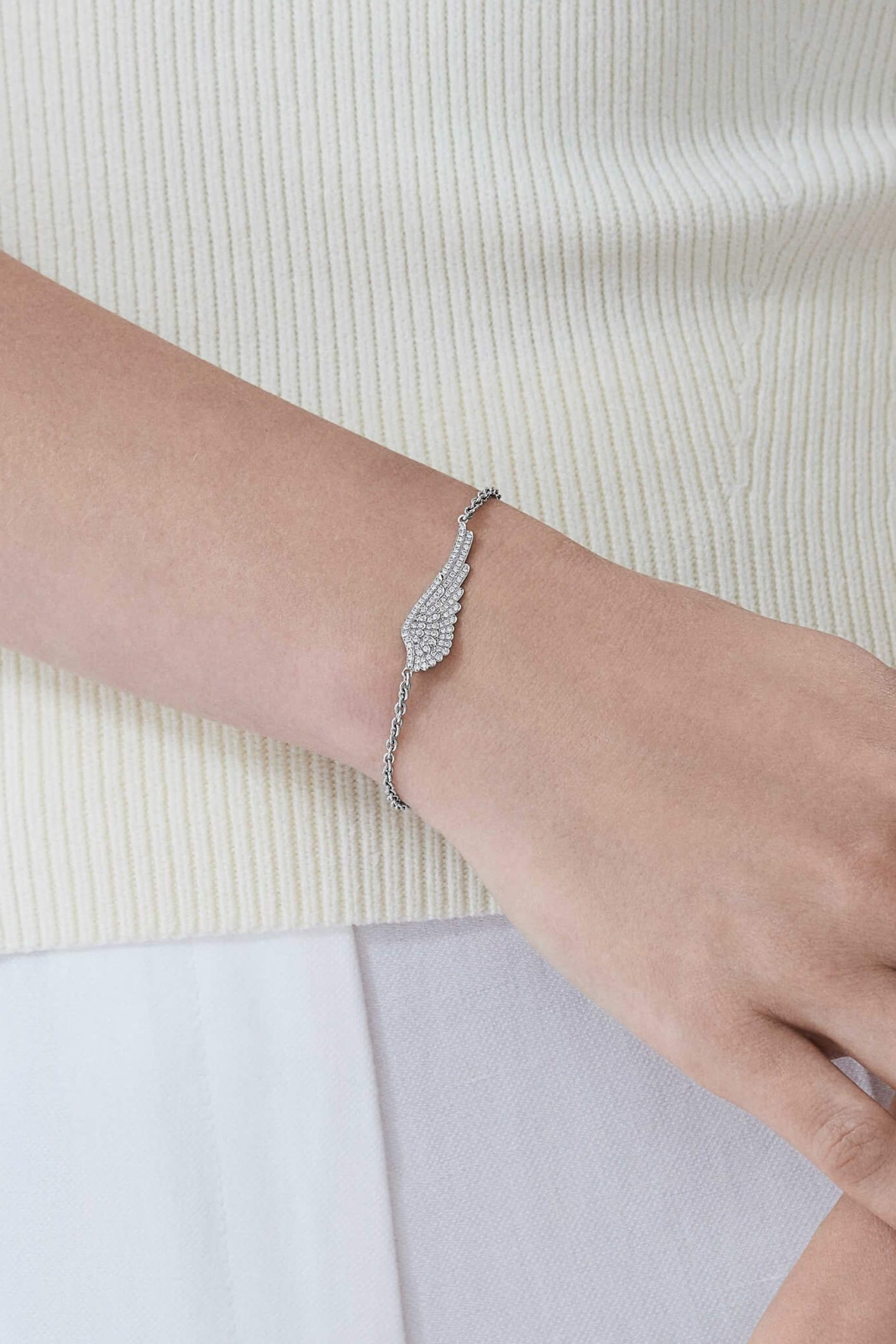 سوار كلاسيك بحلية صغيرة بتصميم جناح مرصع بالماس ذهب أبيض عيار 18