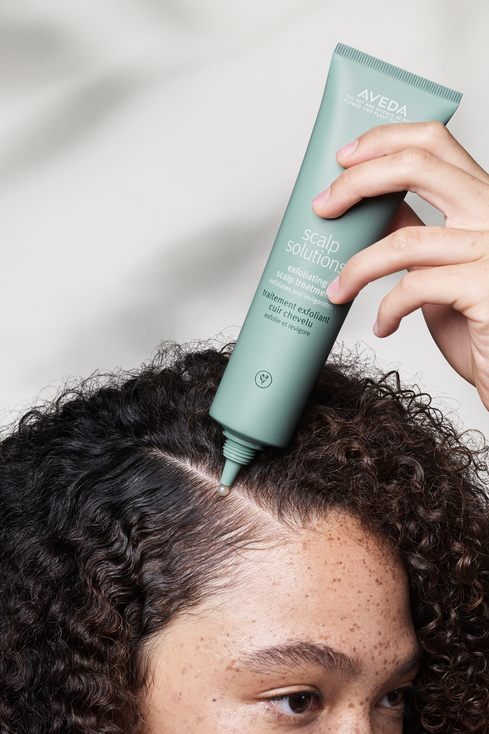 مستحضر علاجي سكالب سولوشنز لتقشير فروة الرأس