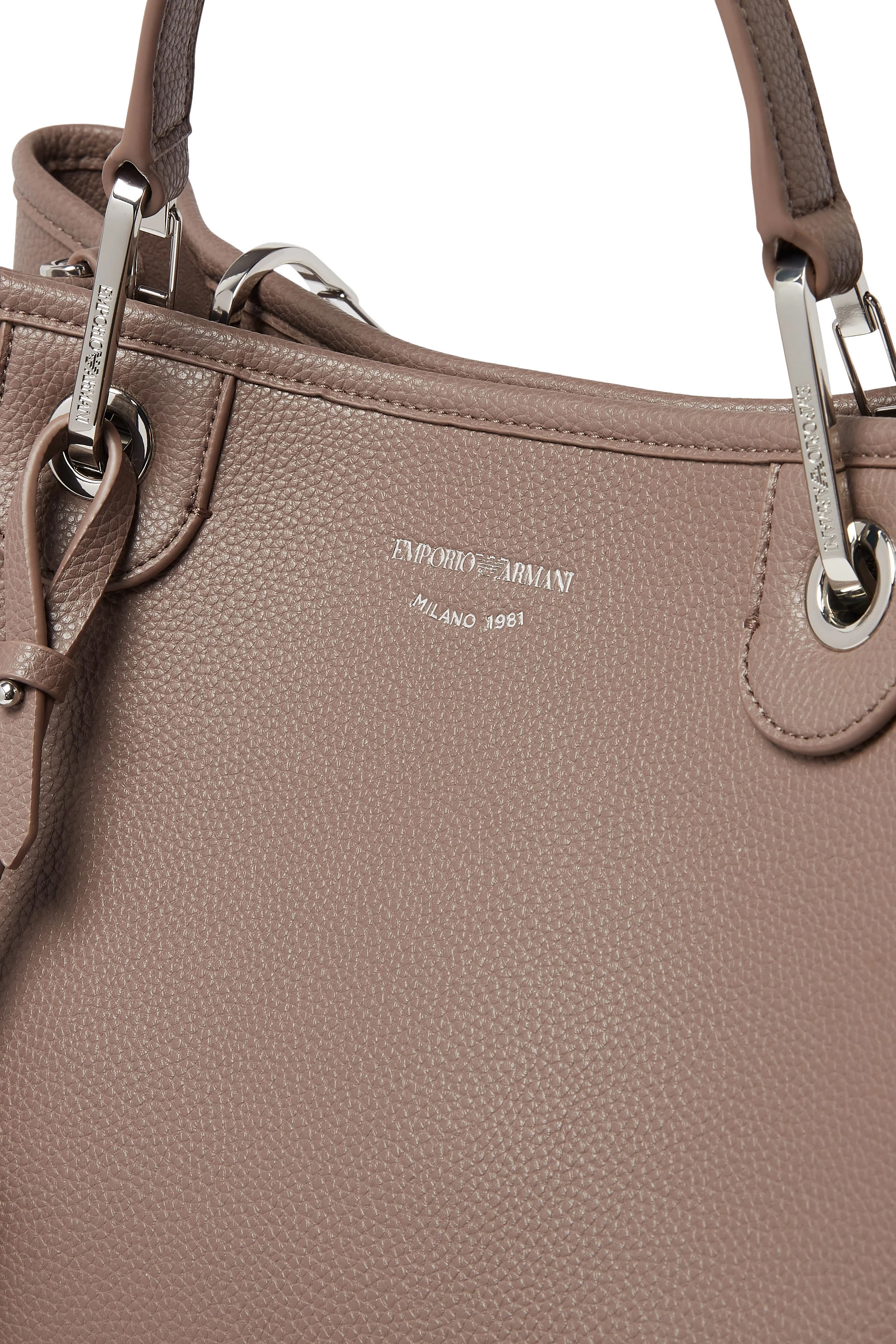 حقيبة يد بشعار الماركة