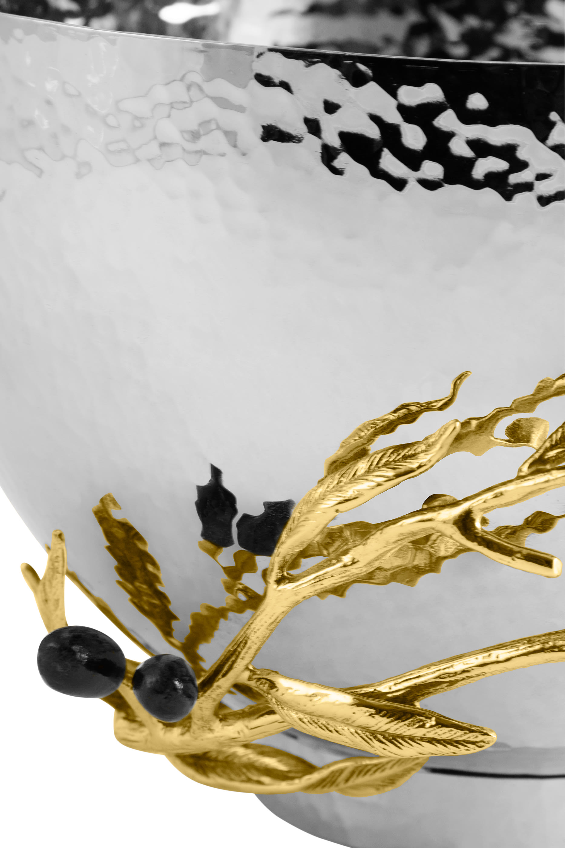 وعاء كبير مزين بغصن زيتون