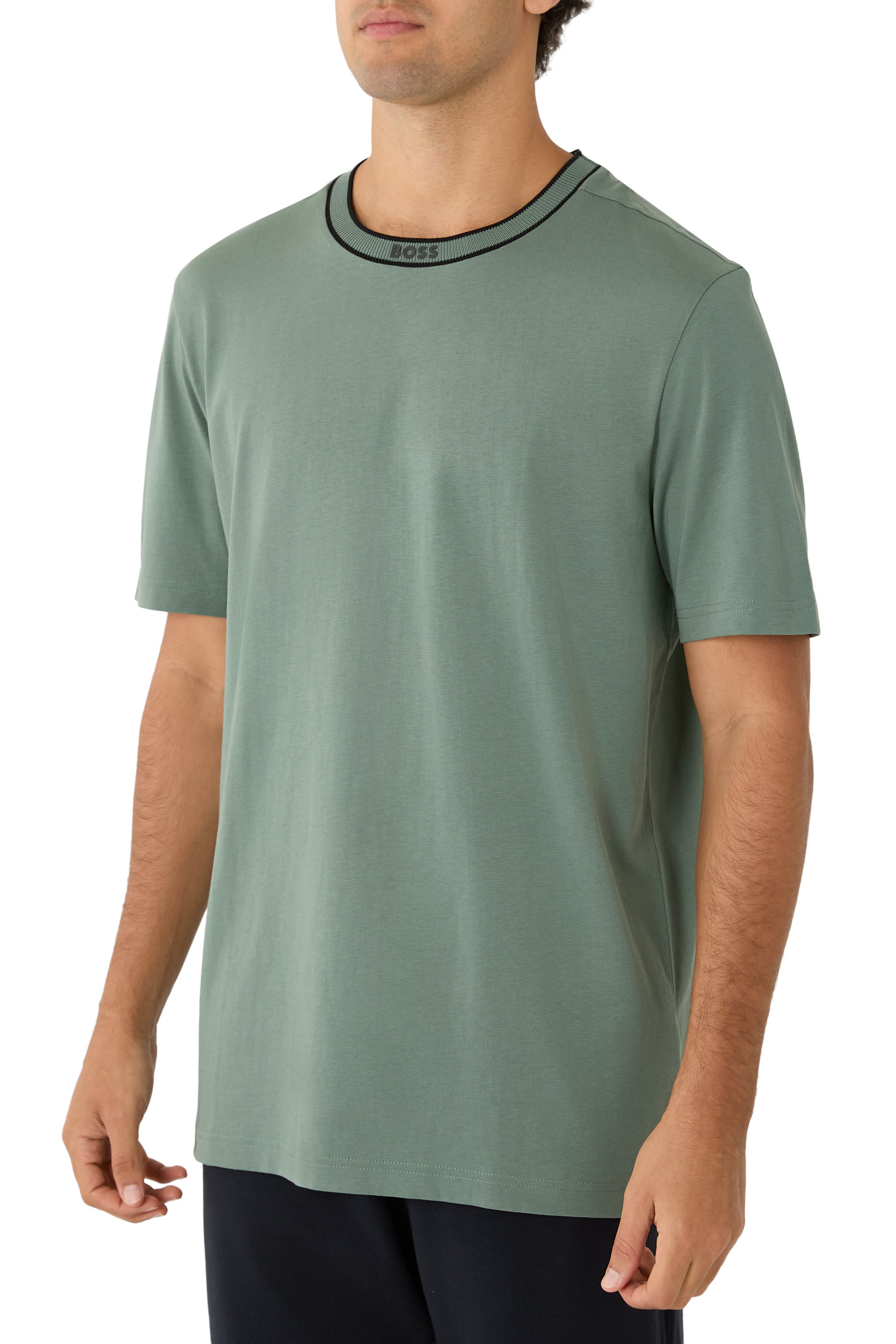 تيشيرت بياقة مخططة بشعار الماركة