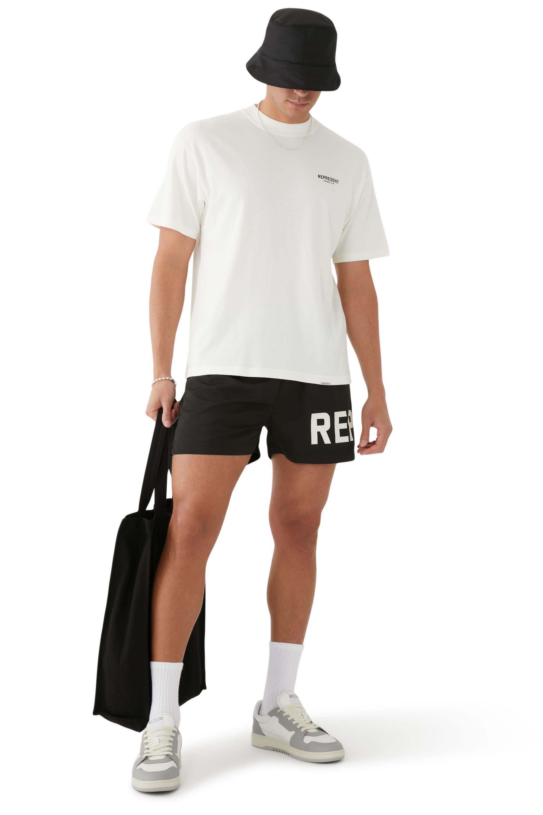 شورت سباحة بشعار الماركة بحجم كبير