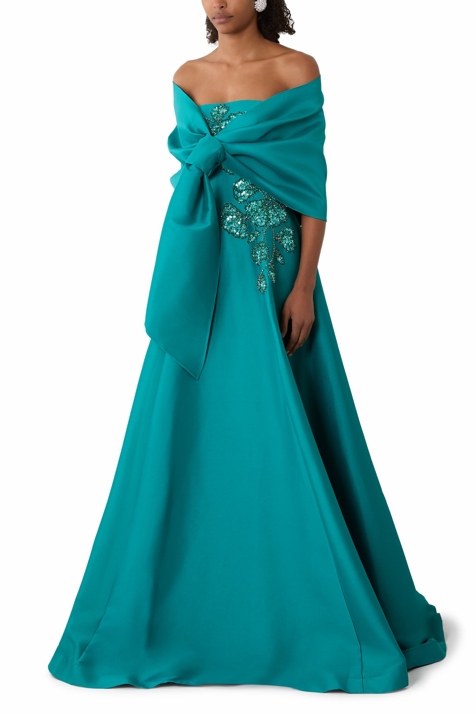 فستان سهرة بلا حمالات بتطريز زهور معقدة وحافة واسعة