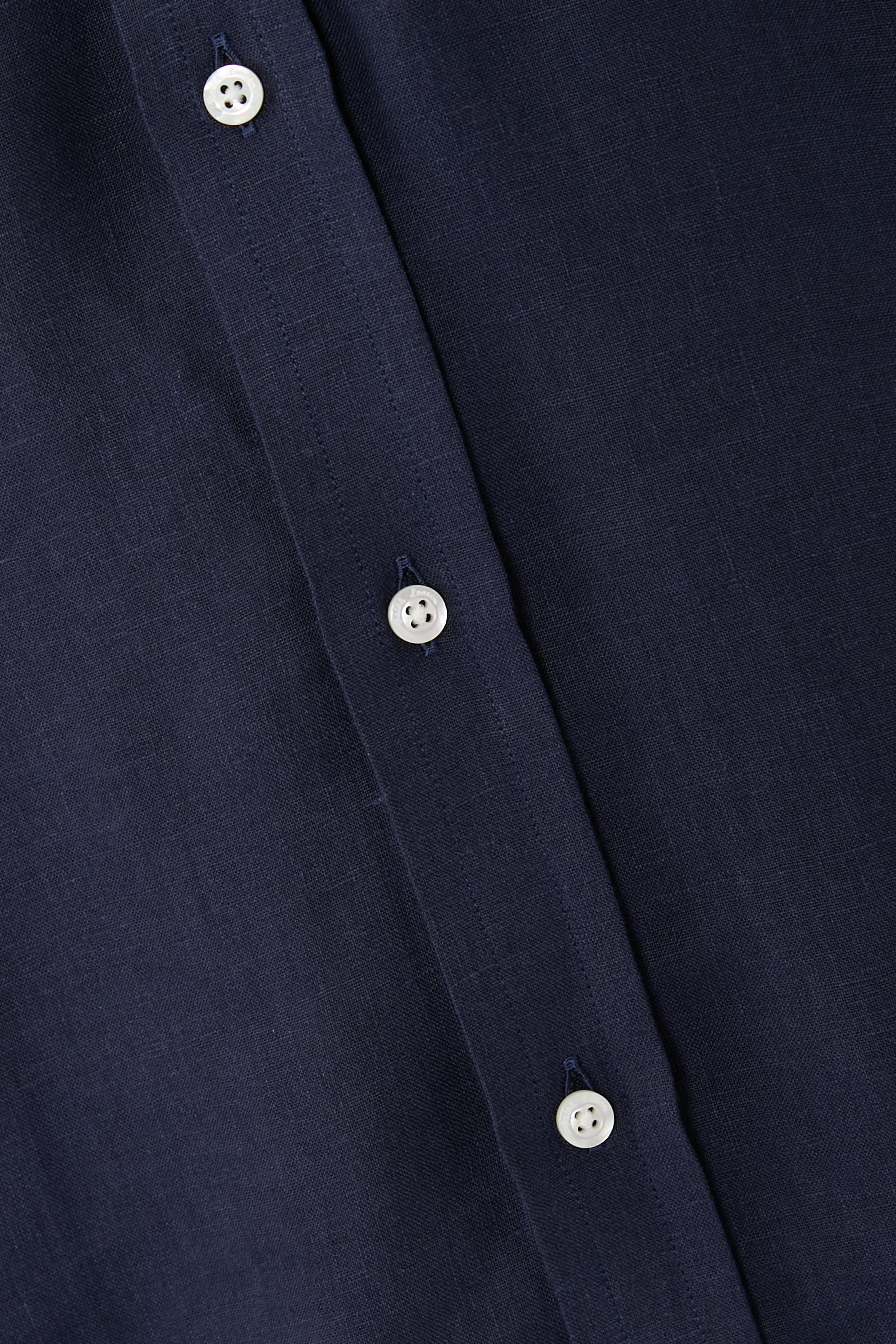 قميص بأزرار