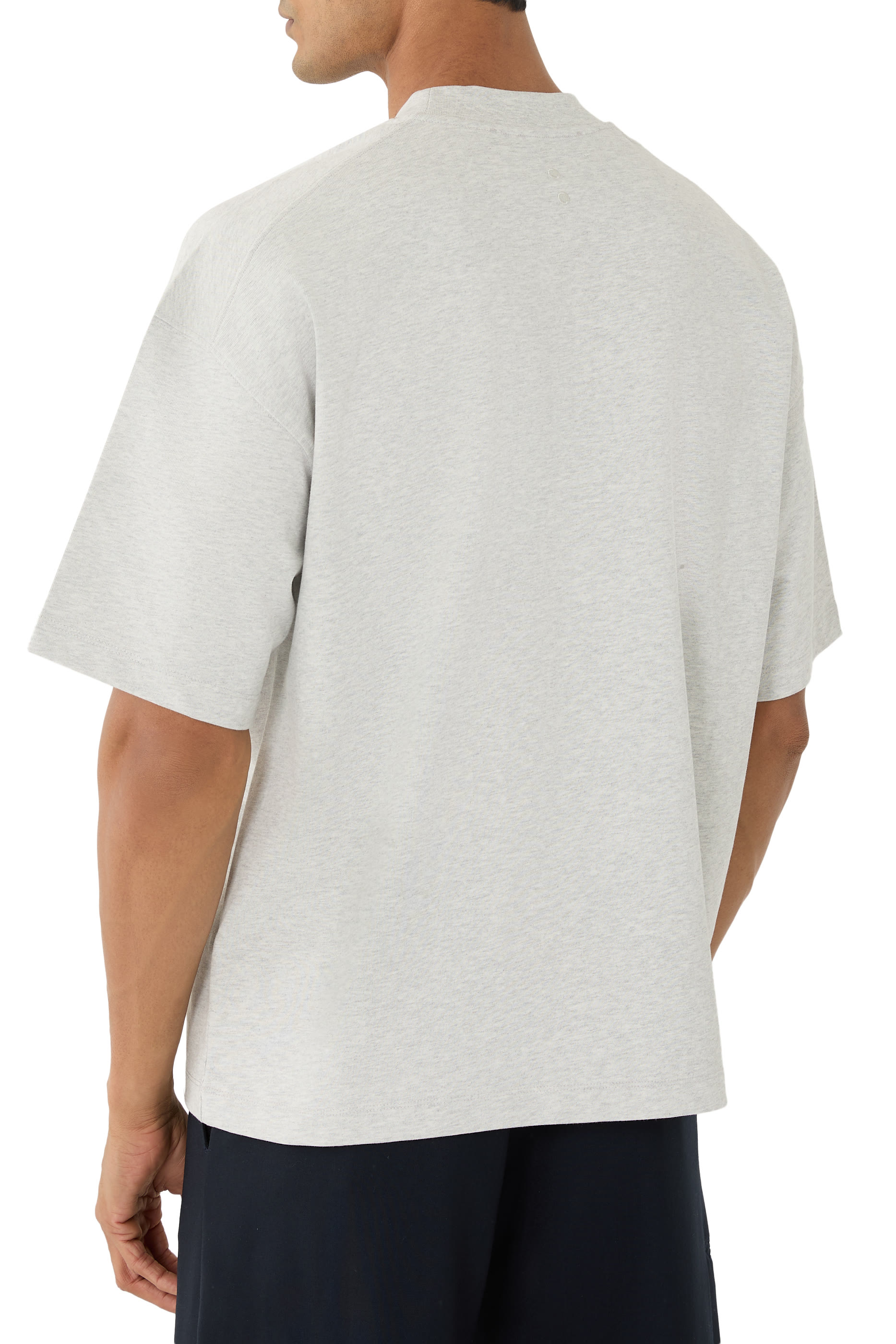 تي شيرت بطبعة مزدوجة لشعار الماركة