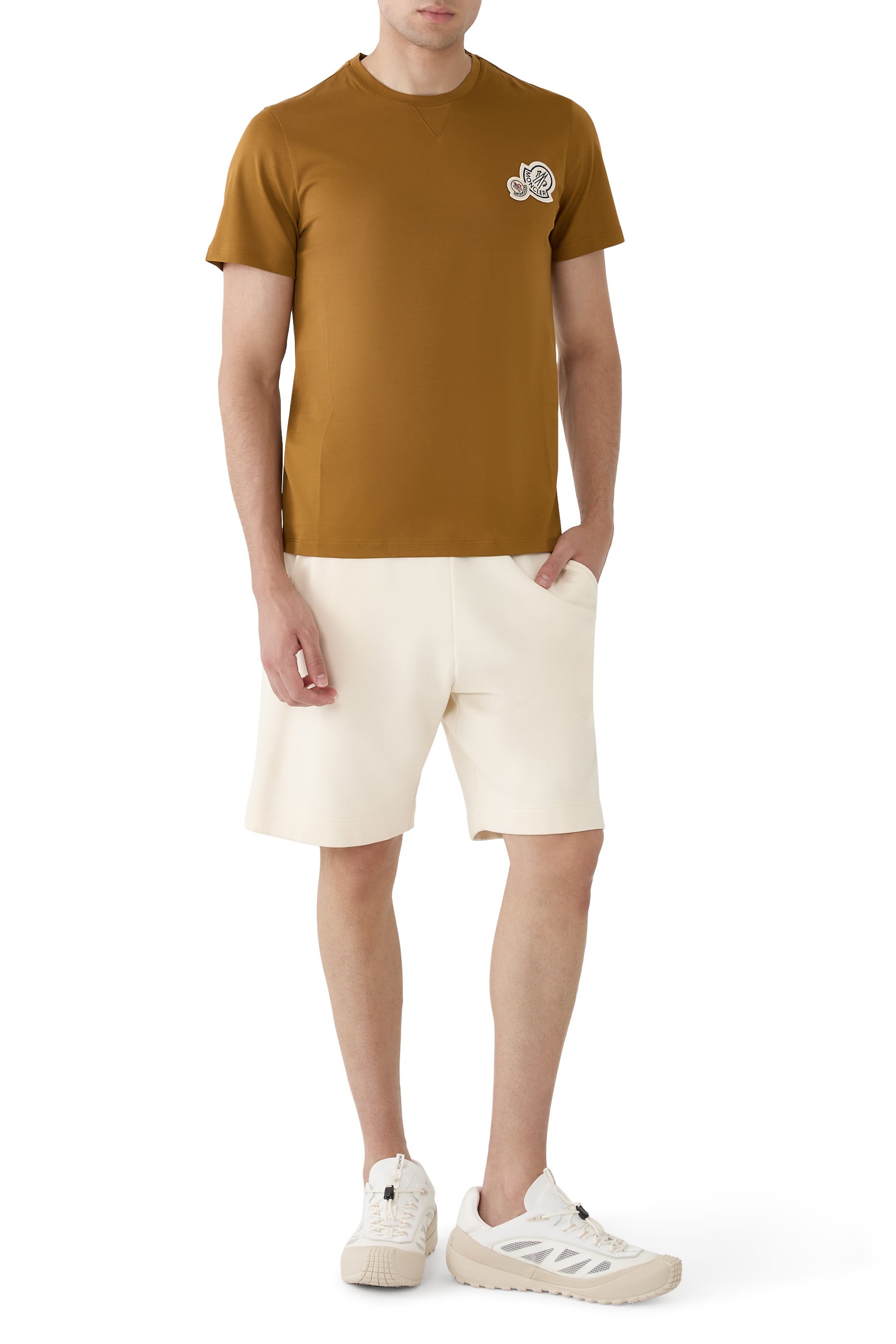 تيشيرت بأكمام قصيرة