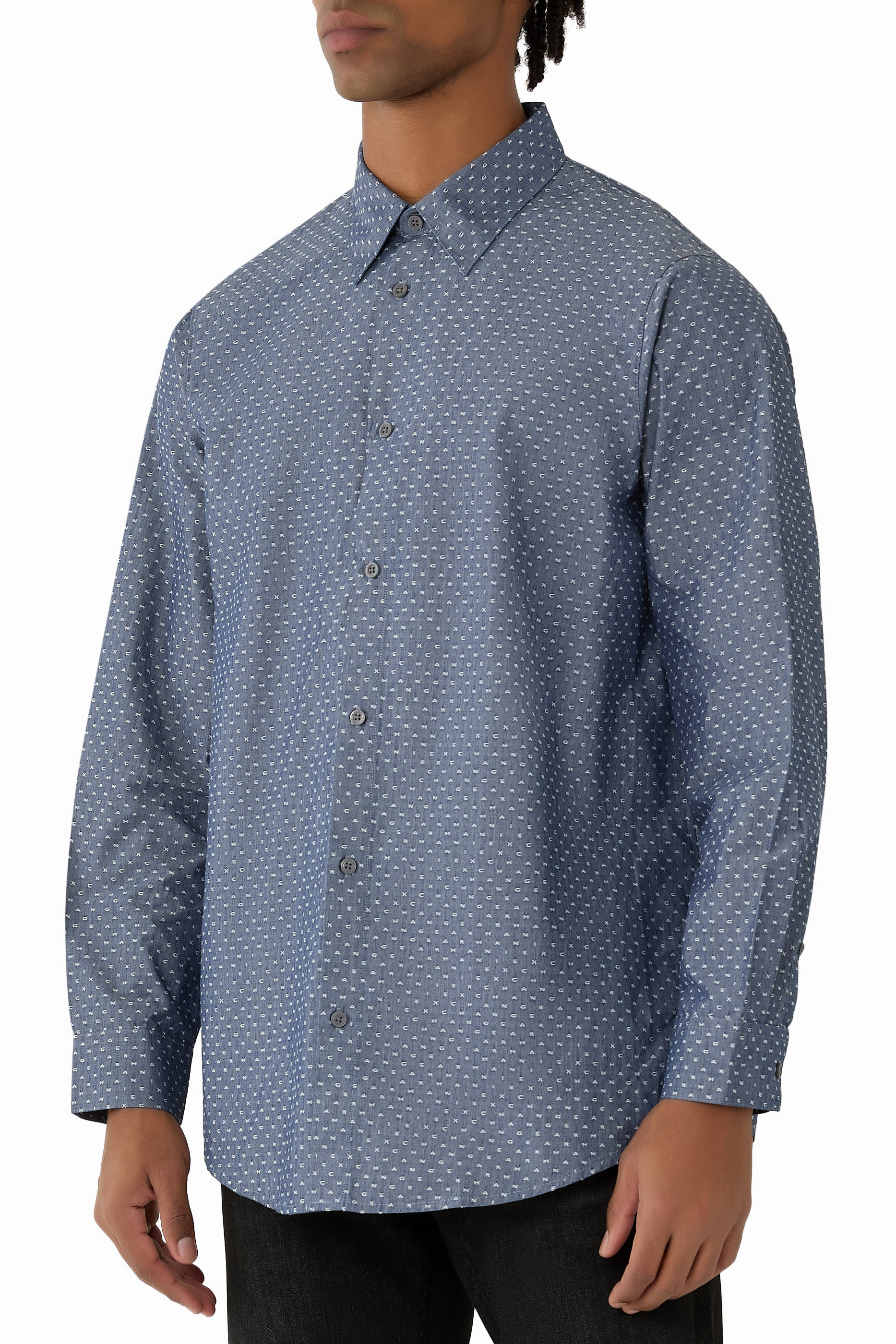 قميص بأكمام طويلة وشعار الماركة