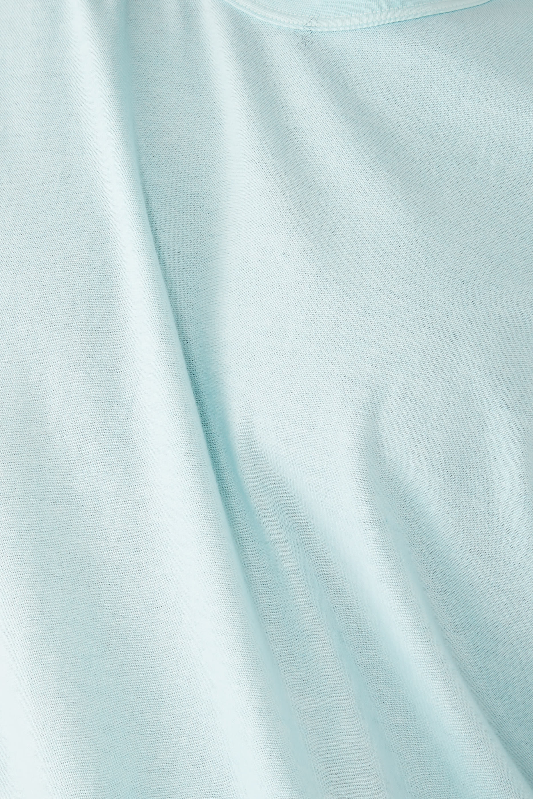 تيشيرت بأكمام قصيرة وياقة ضيقة