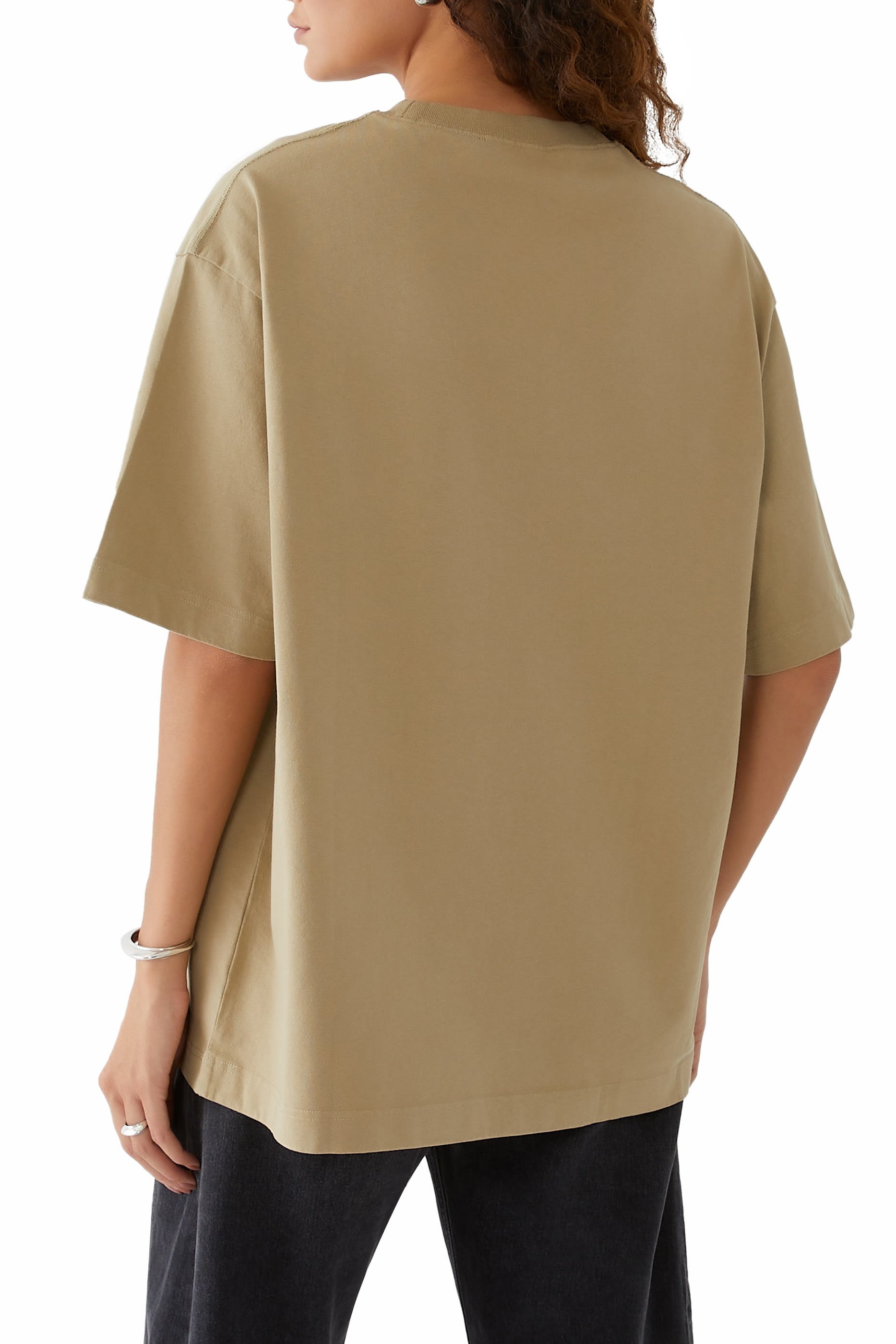 تيشيرت بشعار الماركة مرصع بأحجار