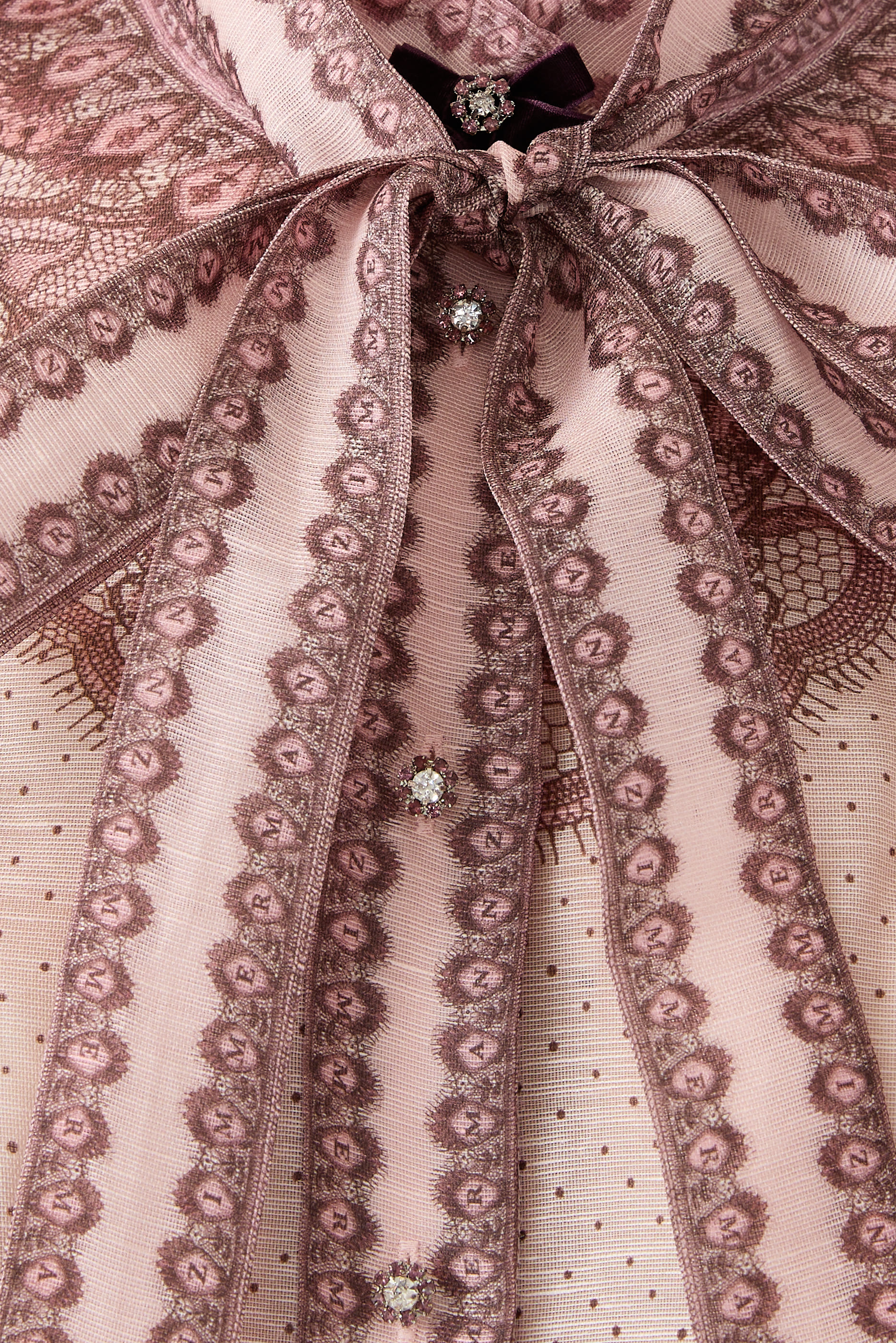 بلوزة كراش بقصة ضيقة بكشكش