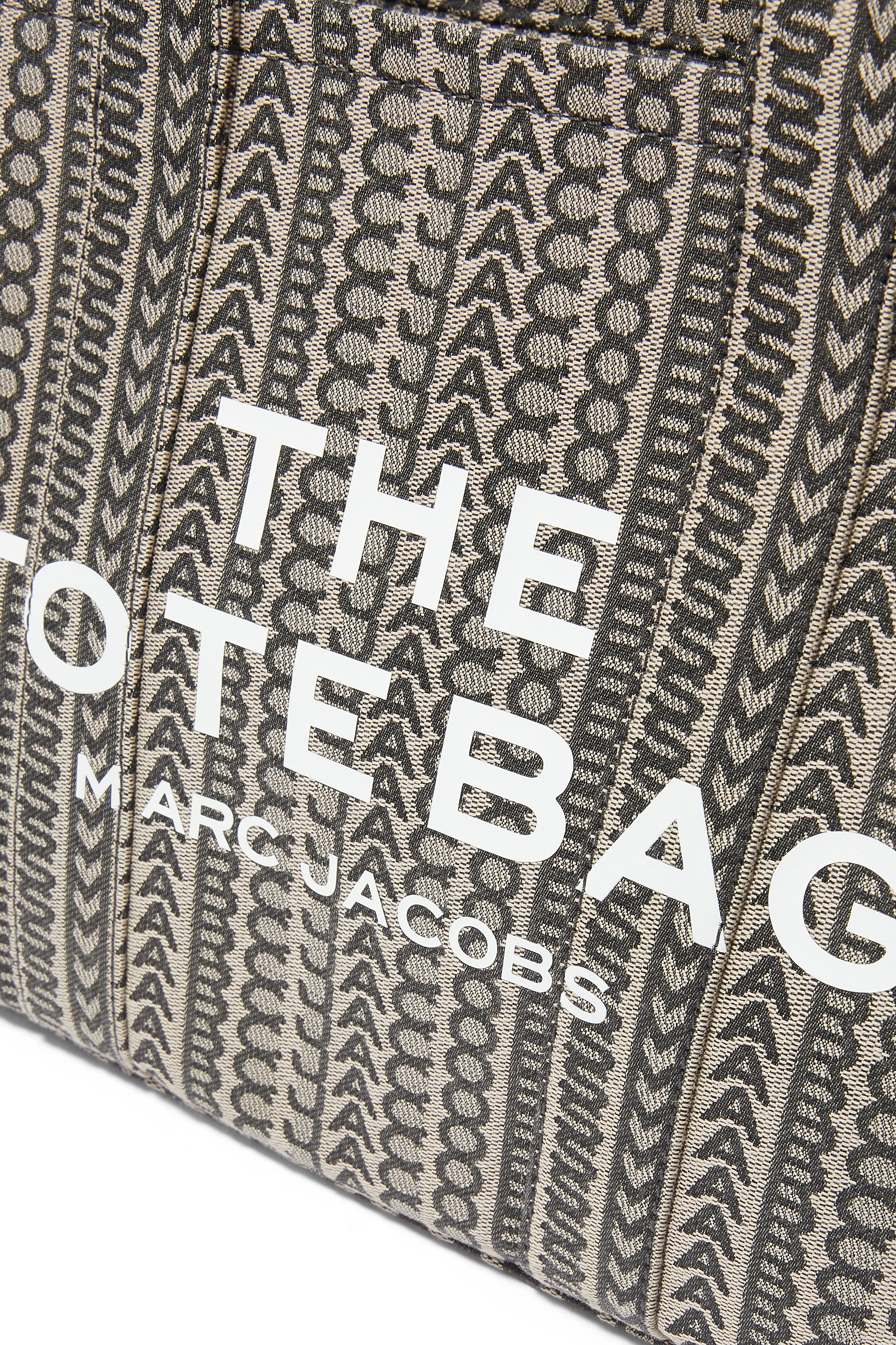 حقيبة يد متوسطة الحجم