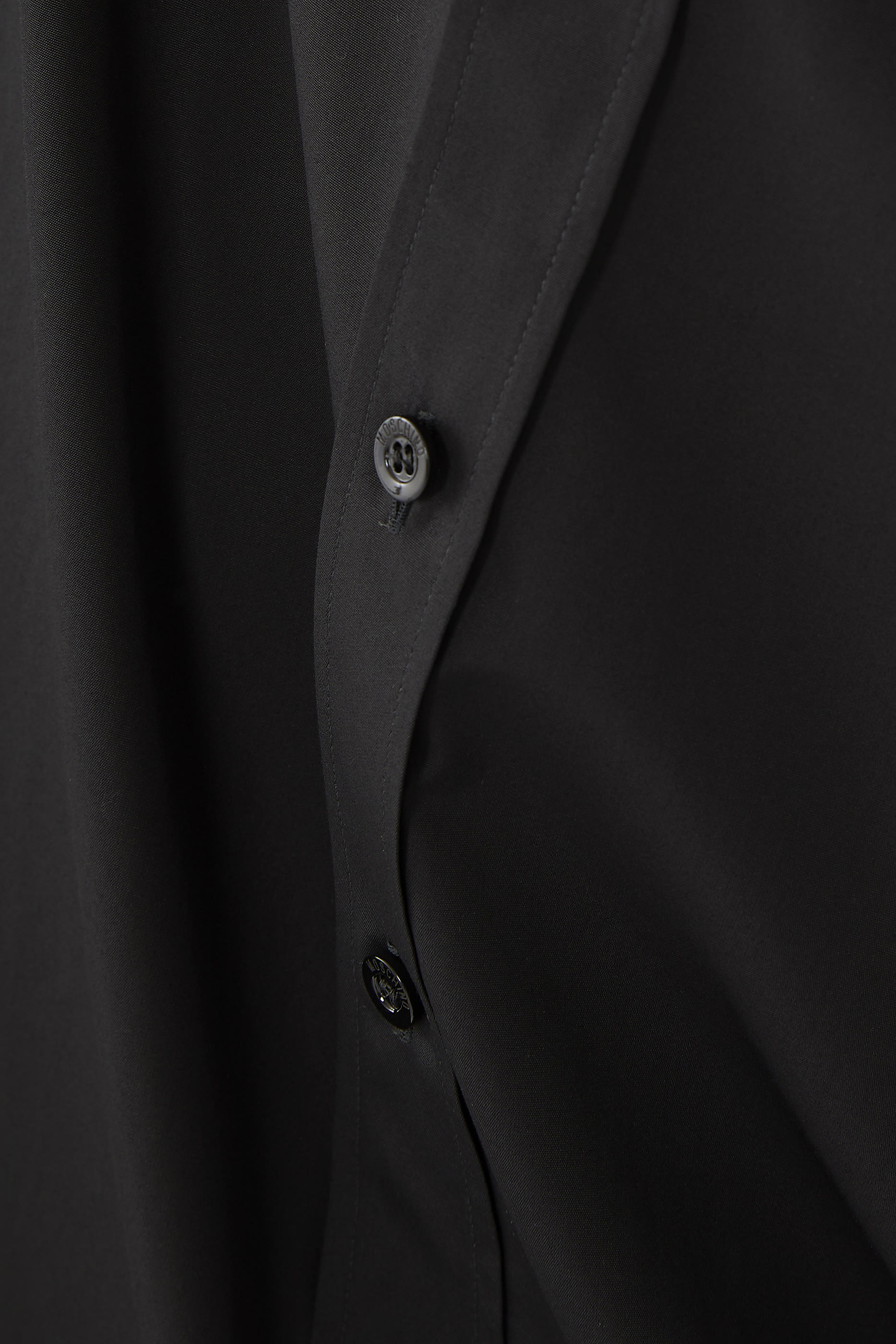 قميص بأكمام طويلة وتطريز