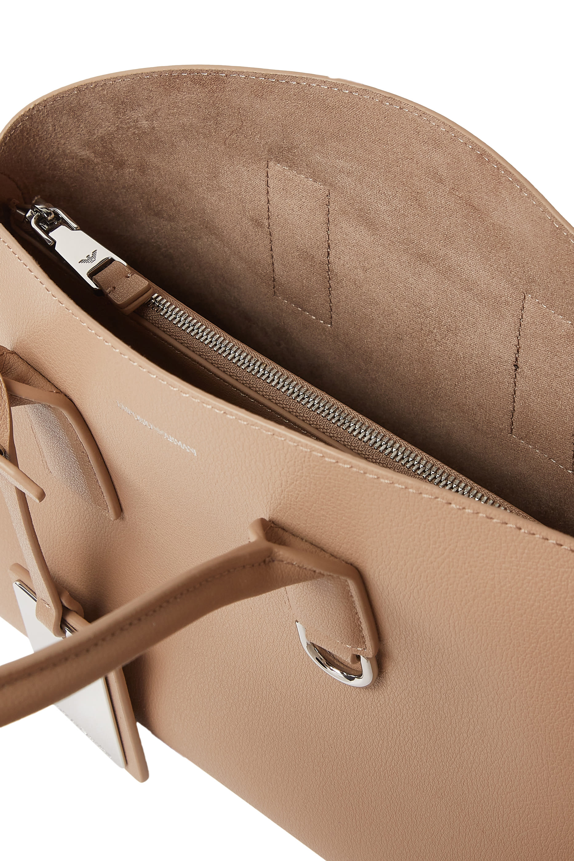 حقيبة يد بشعار الماركة