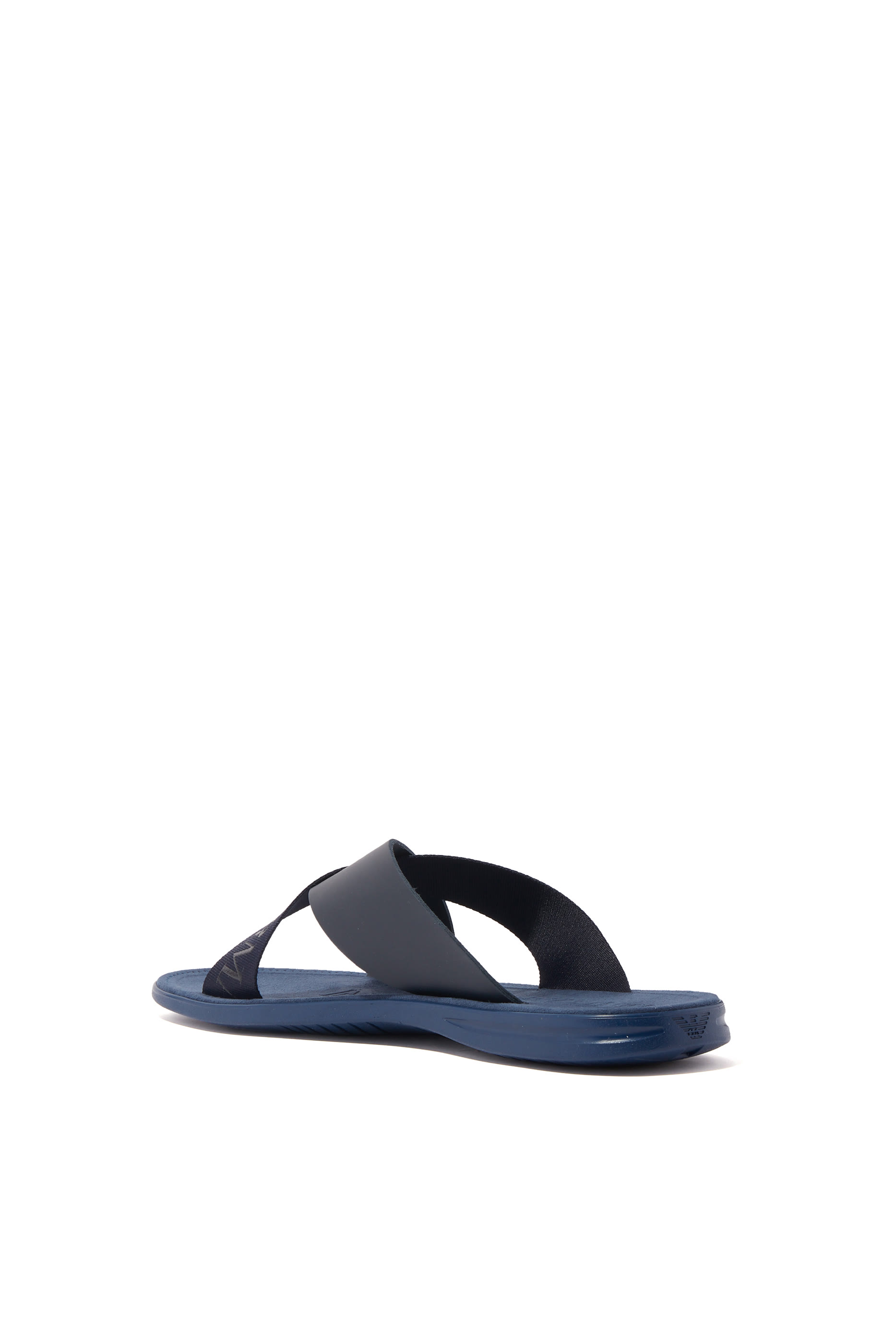 حذاء مفتوح بشعار الماركة