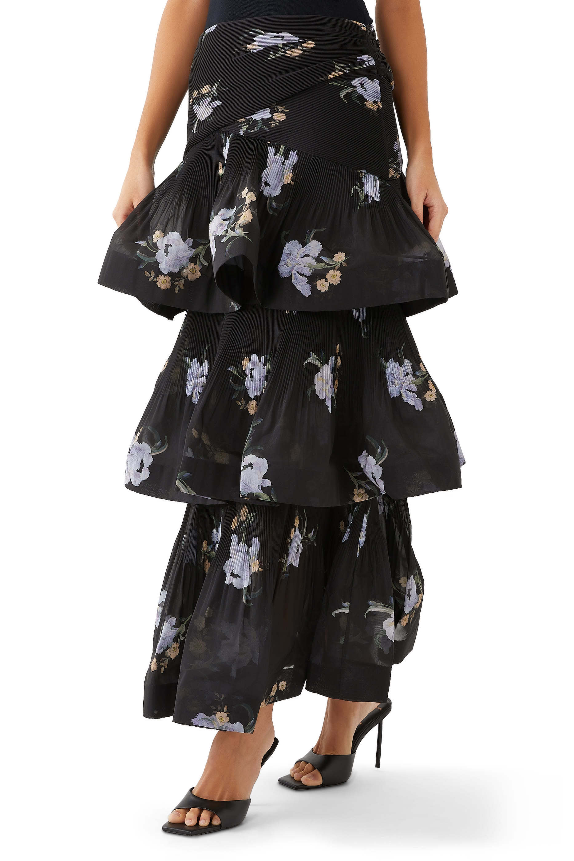 تنورة بطيات وتصميم متدرج