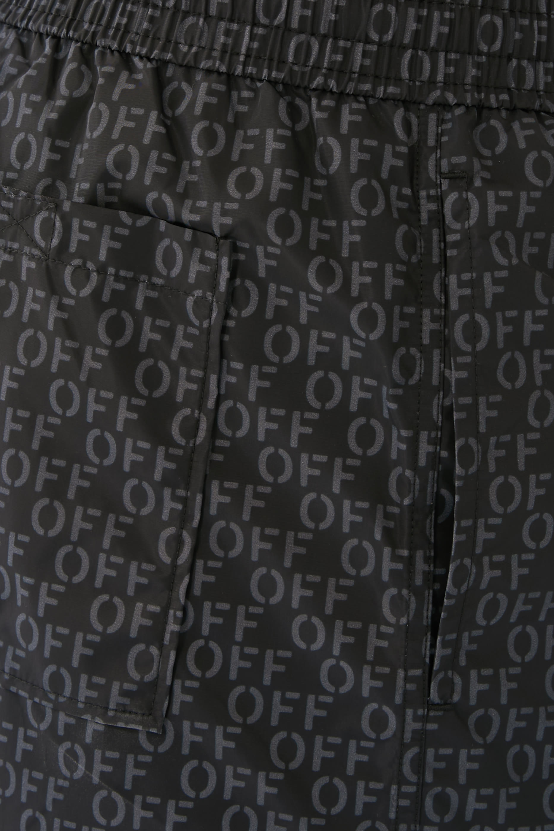 شورت سباحة مزين كليا بشعار الماركة