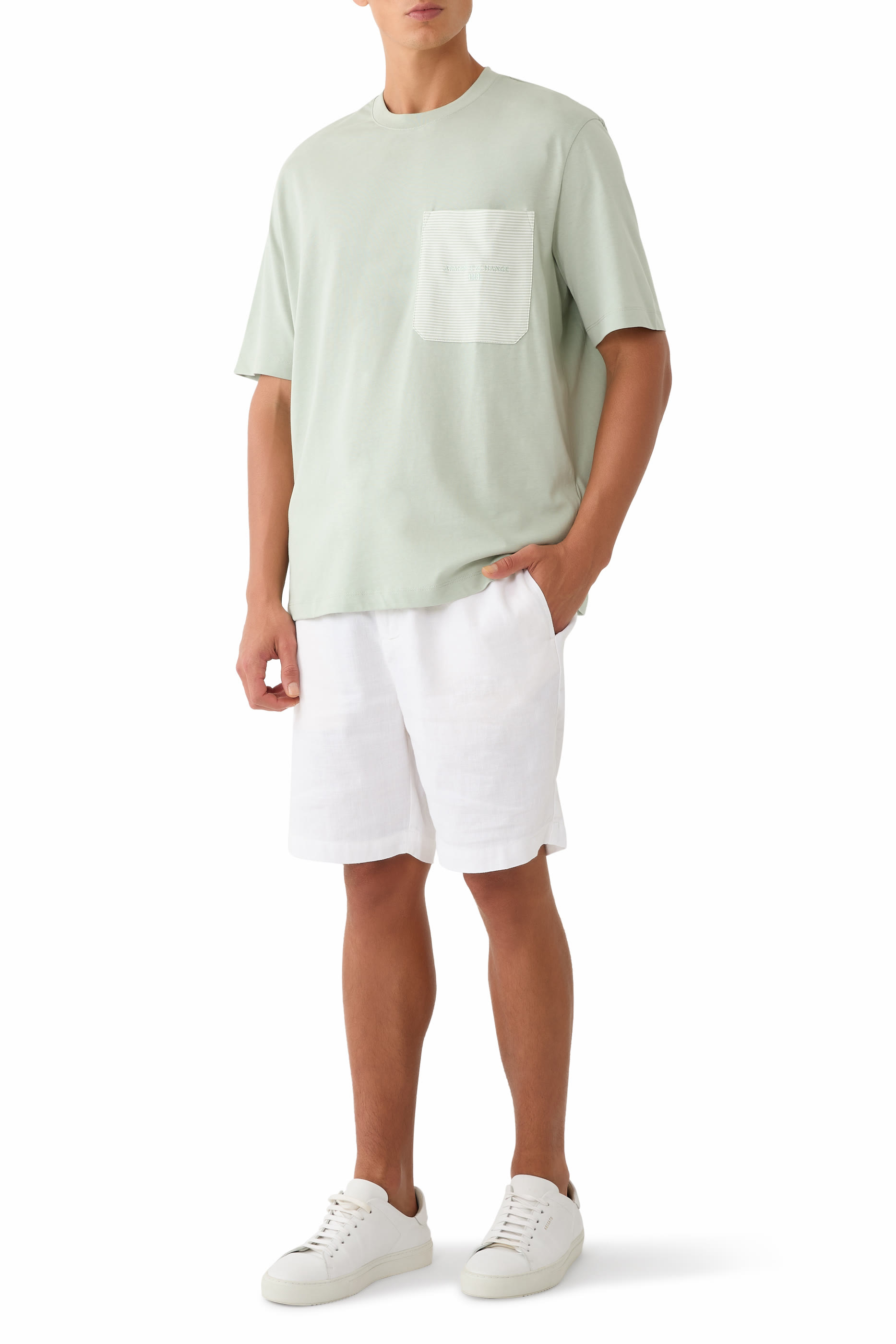 تيشيرت مخطط بجيب جانبي وأكمام قصيرة مزين بشعار الماركة 