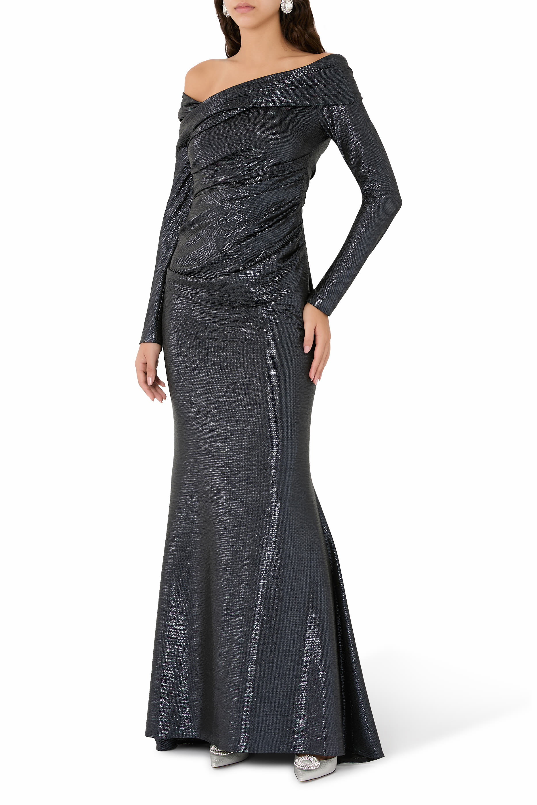 فستان سهرة بأكتاف متساقطة