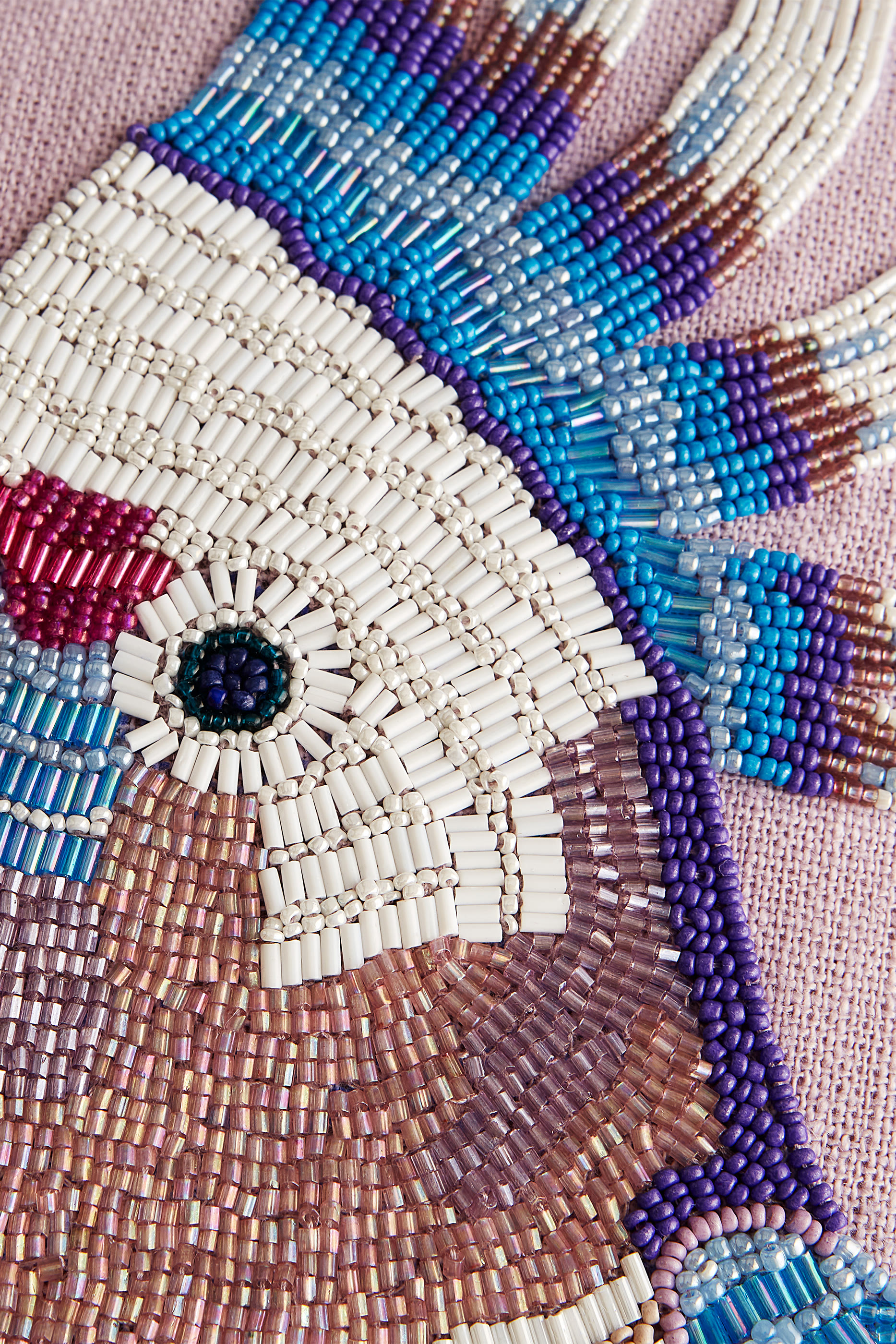 وسادة بتطريزات خرز بتصميم ببغاء