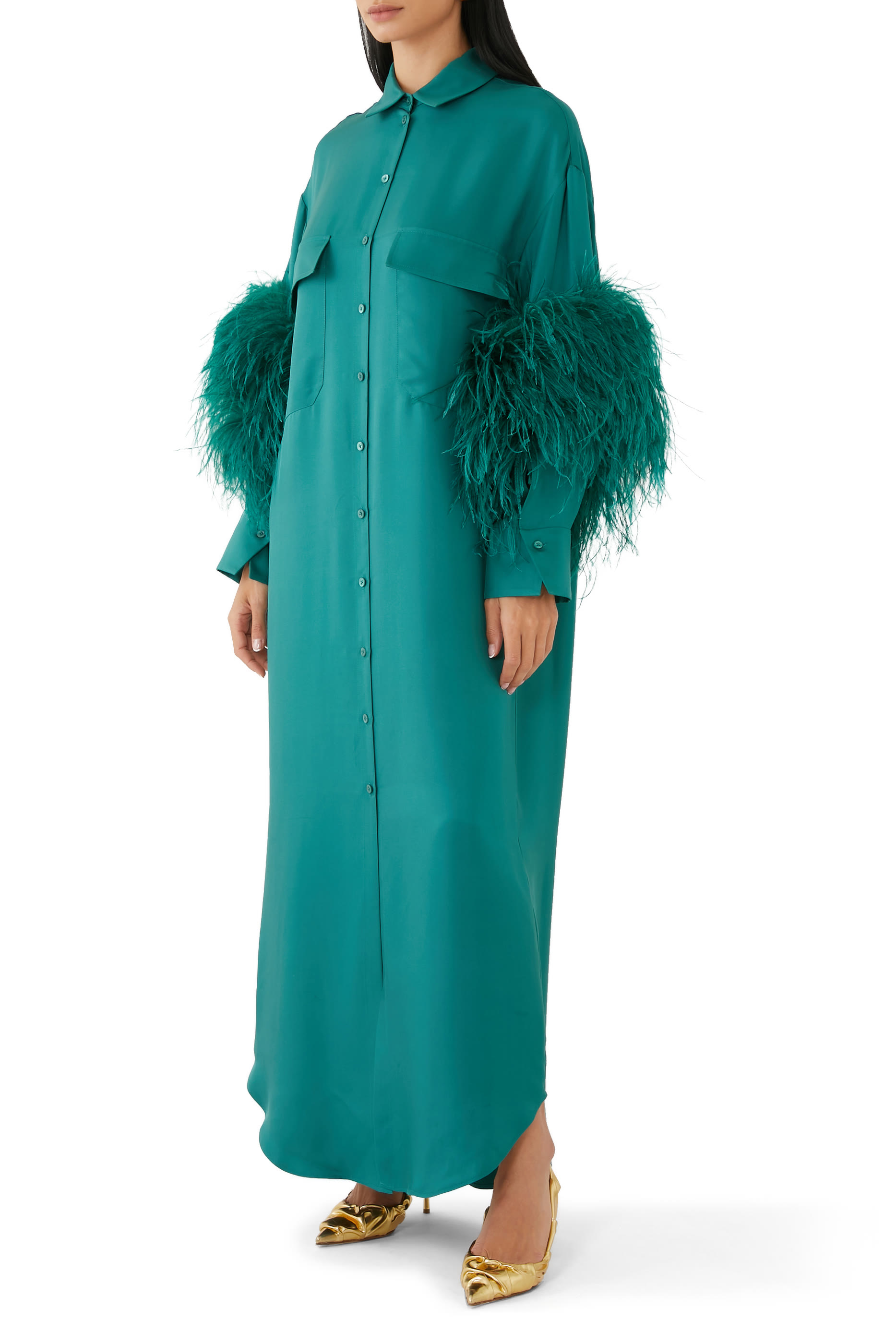 فستان بأزرار مزين بالريش