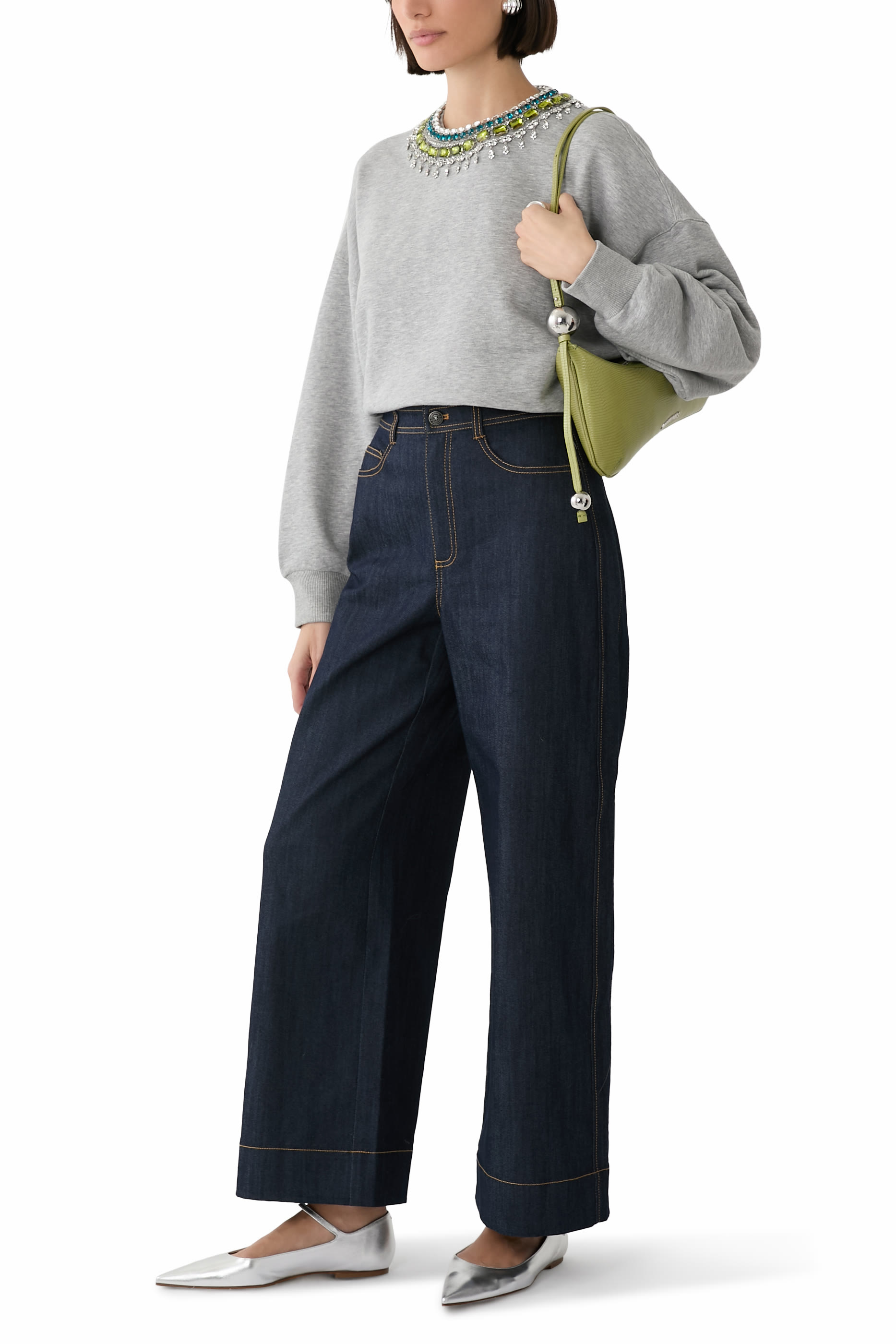 كنزة براندي مزينة بقلادات بتصميم مكدس