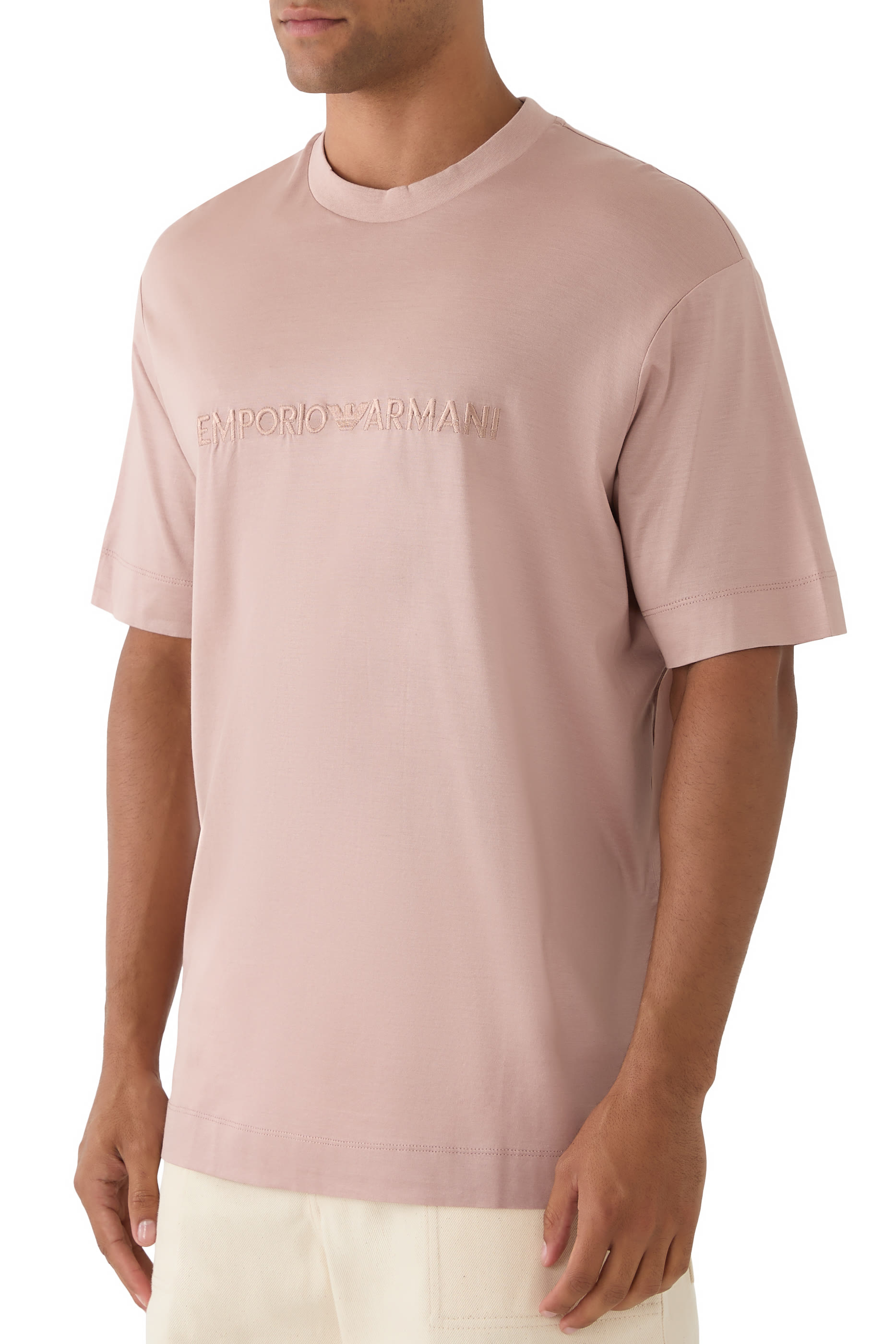 تيشيرت بأكمام قصيرة وشعار الماركة