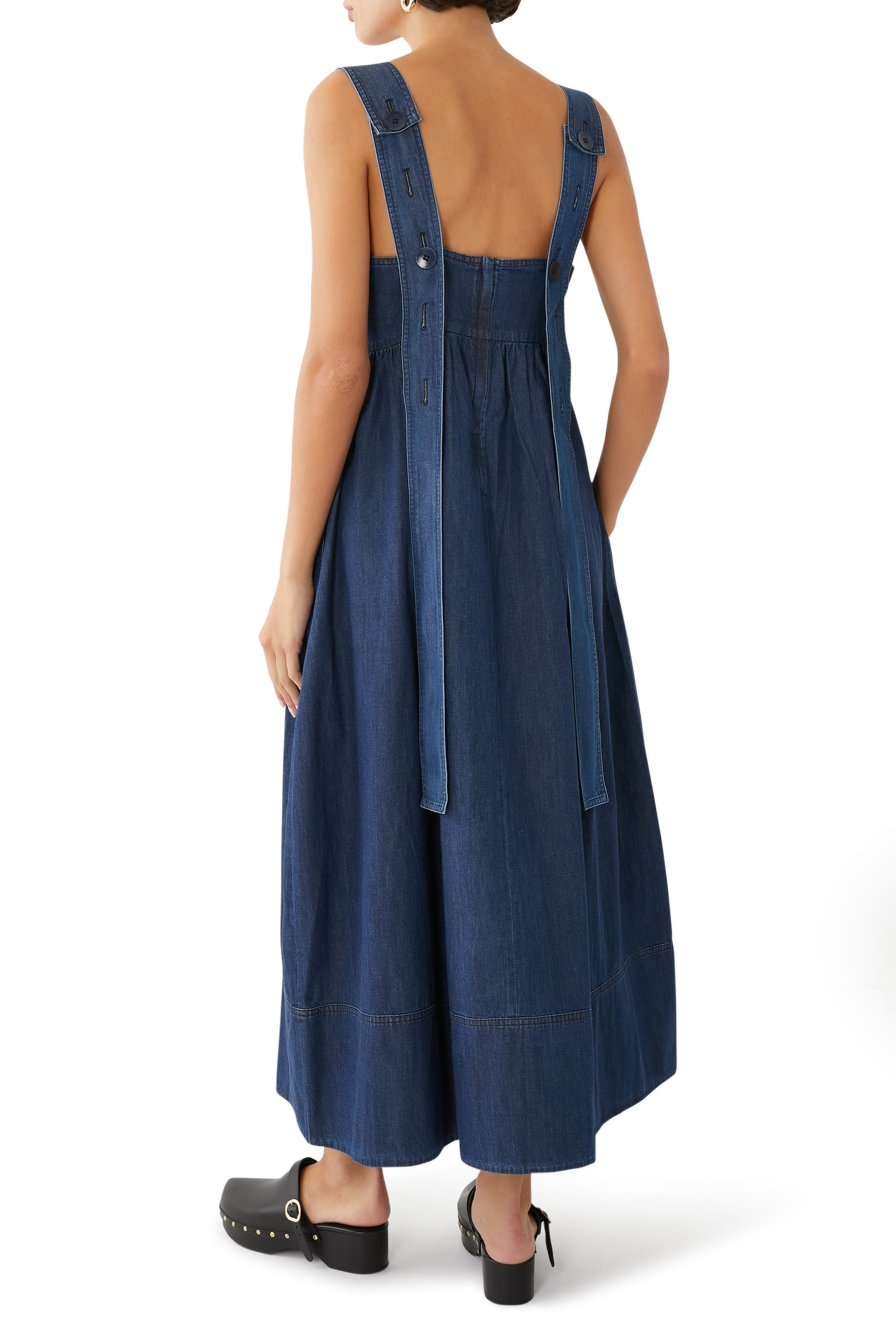 فستان خفيف الوزن بقصة منحوتة ولون باهت